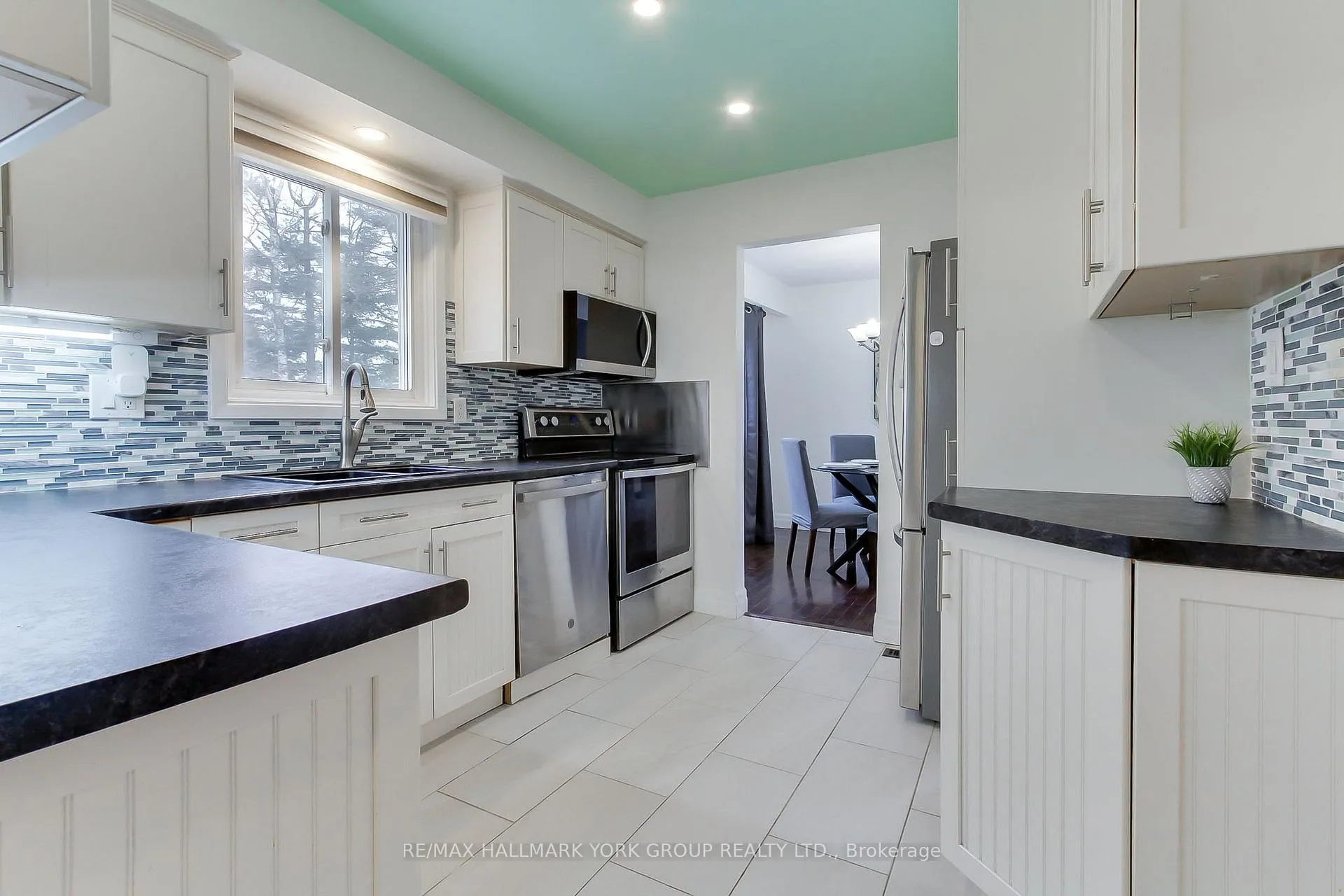 Photo 15 of 11 Shelley Lane, Barrie, Letitia Heights — HOMEH