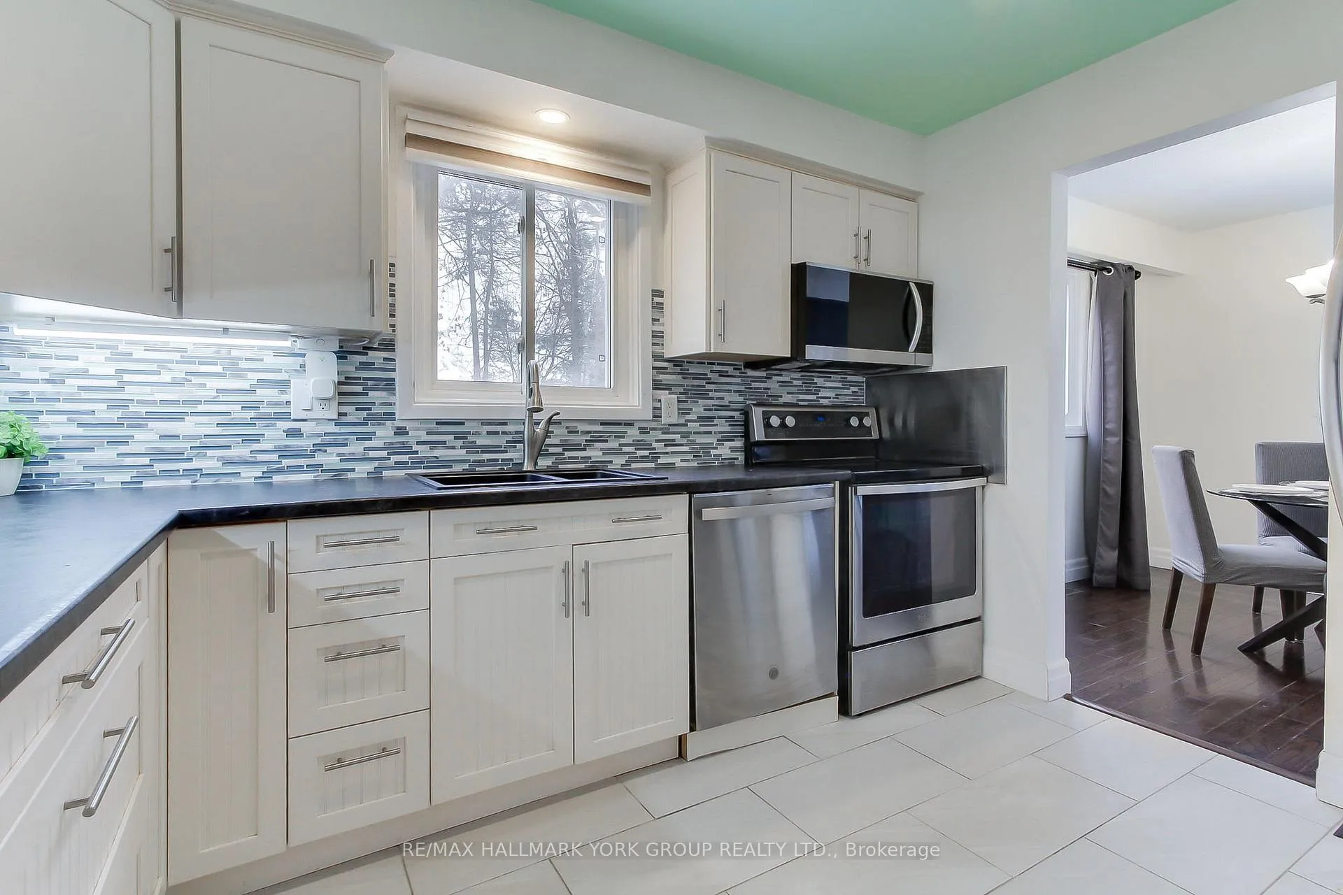 Photo 16 of 11 Shelley Lane, Barrie, Letitia Heights — HOMEH