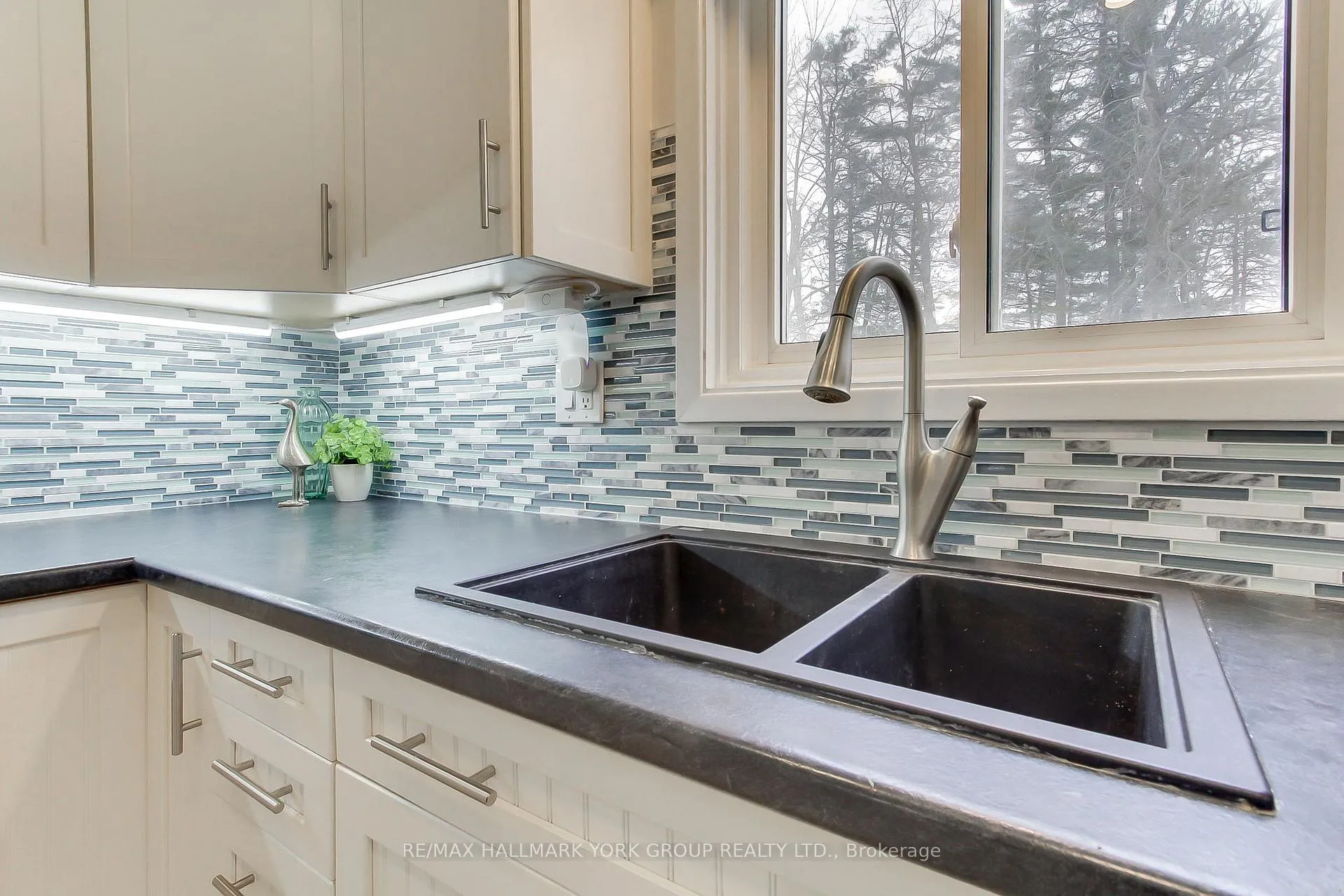 Photo 17 of 11 Shelley Lane, Barrie, Letitia Heights — HOMEH