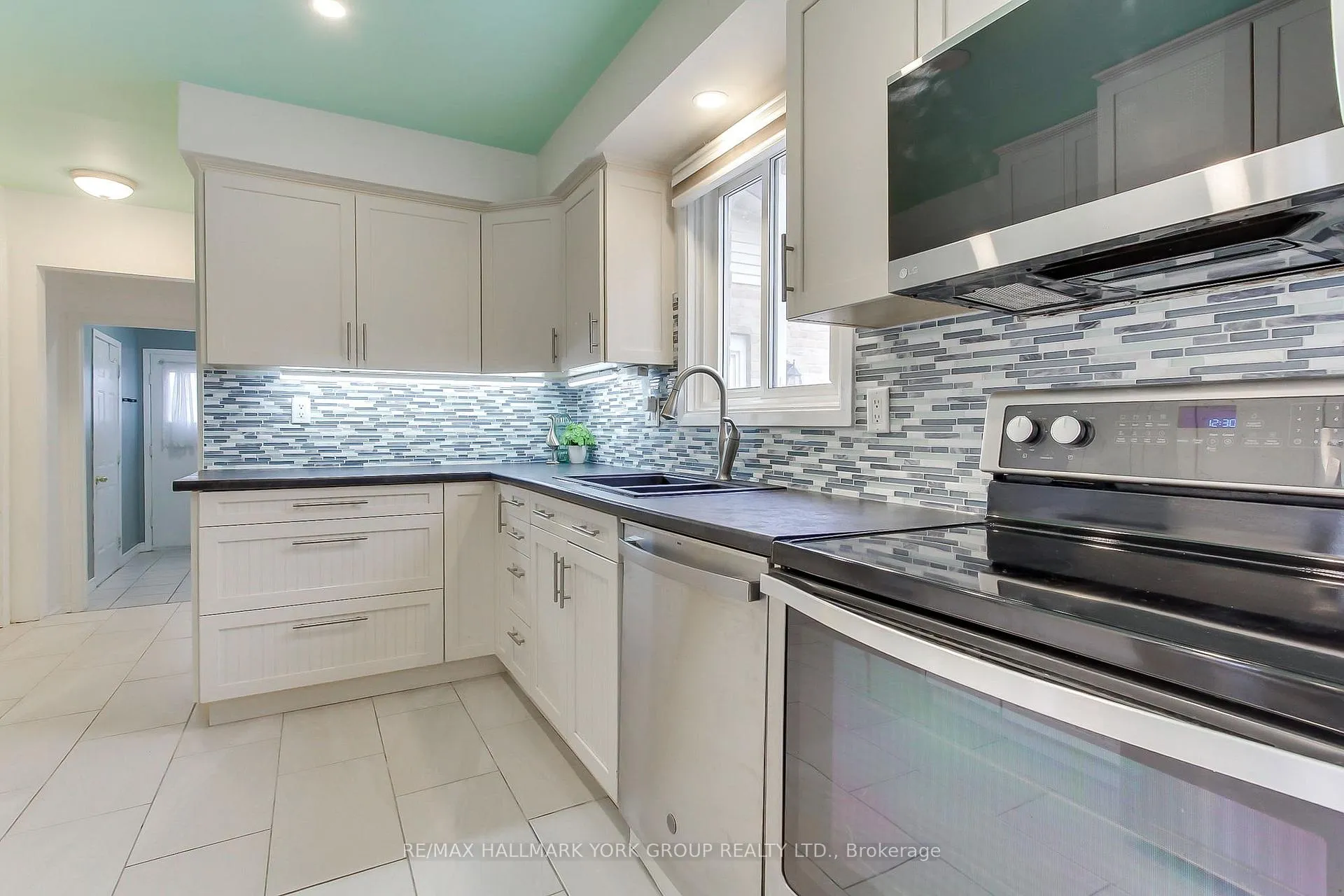 Photo 18 of 11 Shelley Lane, Barrie, Letitia Heights — HOMEH