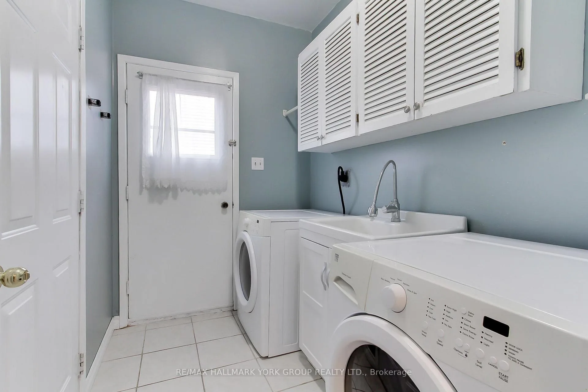 Photo 24 of 11 Shelley Lane, Barrie, Letitia Heights — HOMEH