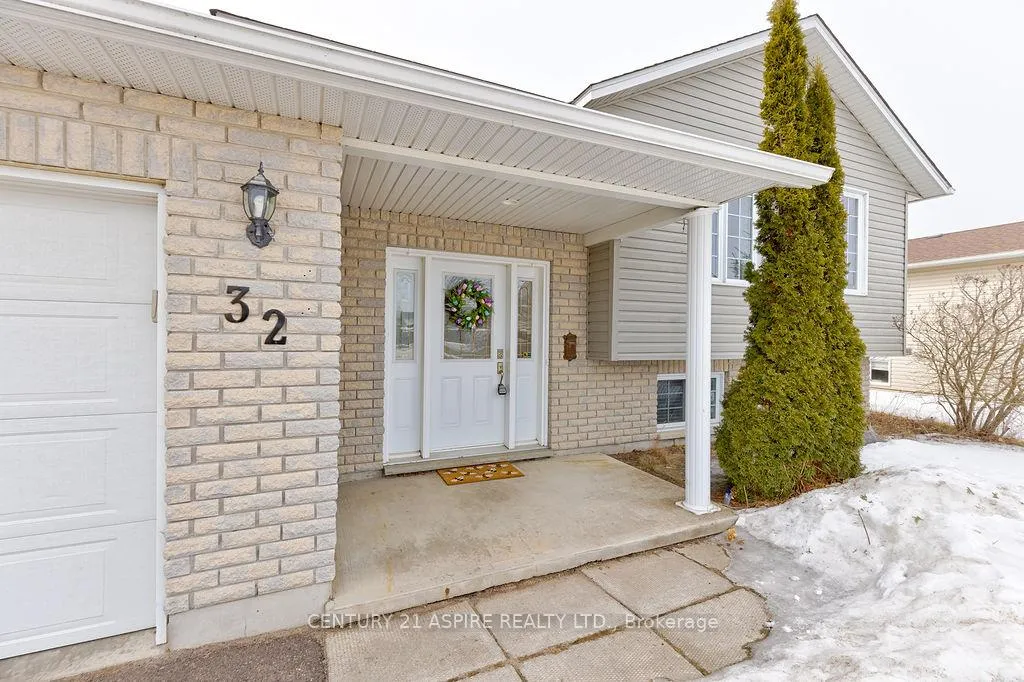 Photo 2 of 32 Highland Park Drive, Petawawa — HOMEH