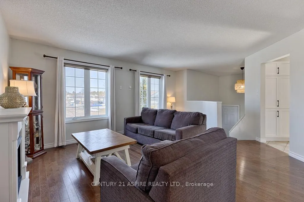 Photo 4 of 32 Highland Park Drive, Petawawa — HOMEH