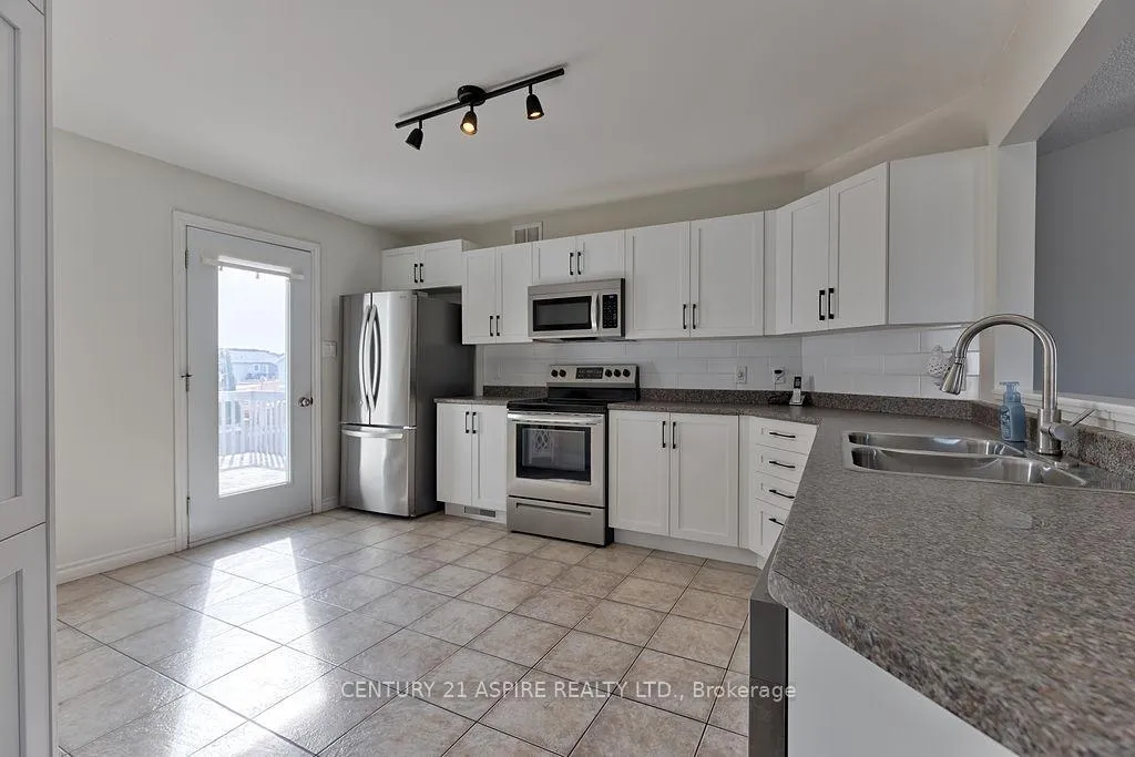 Photo 12 of 32 Highland Park Drive, Petawawa — HOMEH