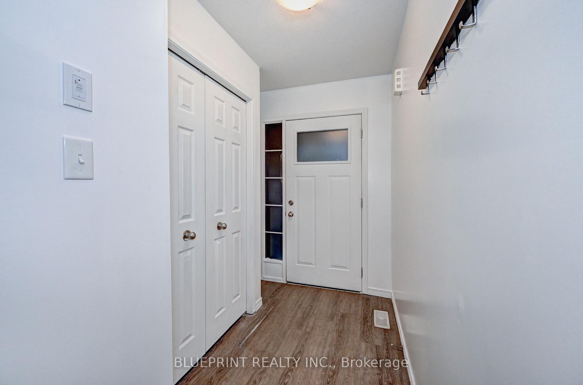 Photo 3 of 106 Woodedge Circle, Kitchener — HOMEH