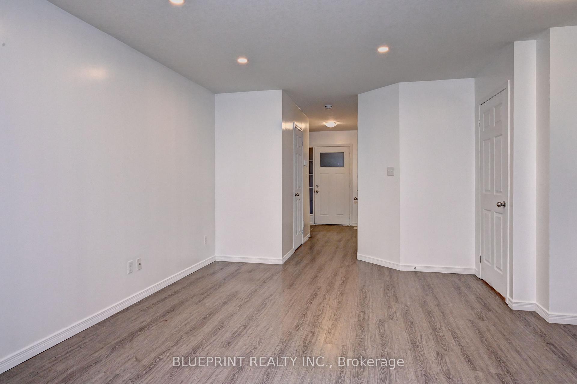 Photo 4 of 106 Woodedge Circle, Kitchener — HOMEH
