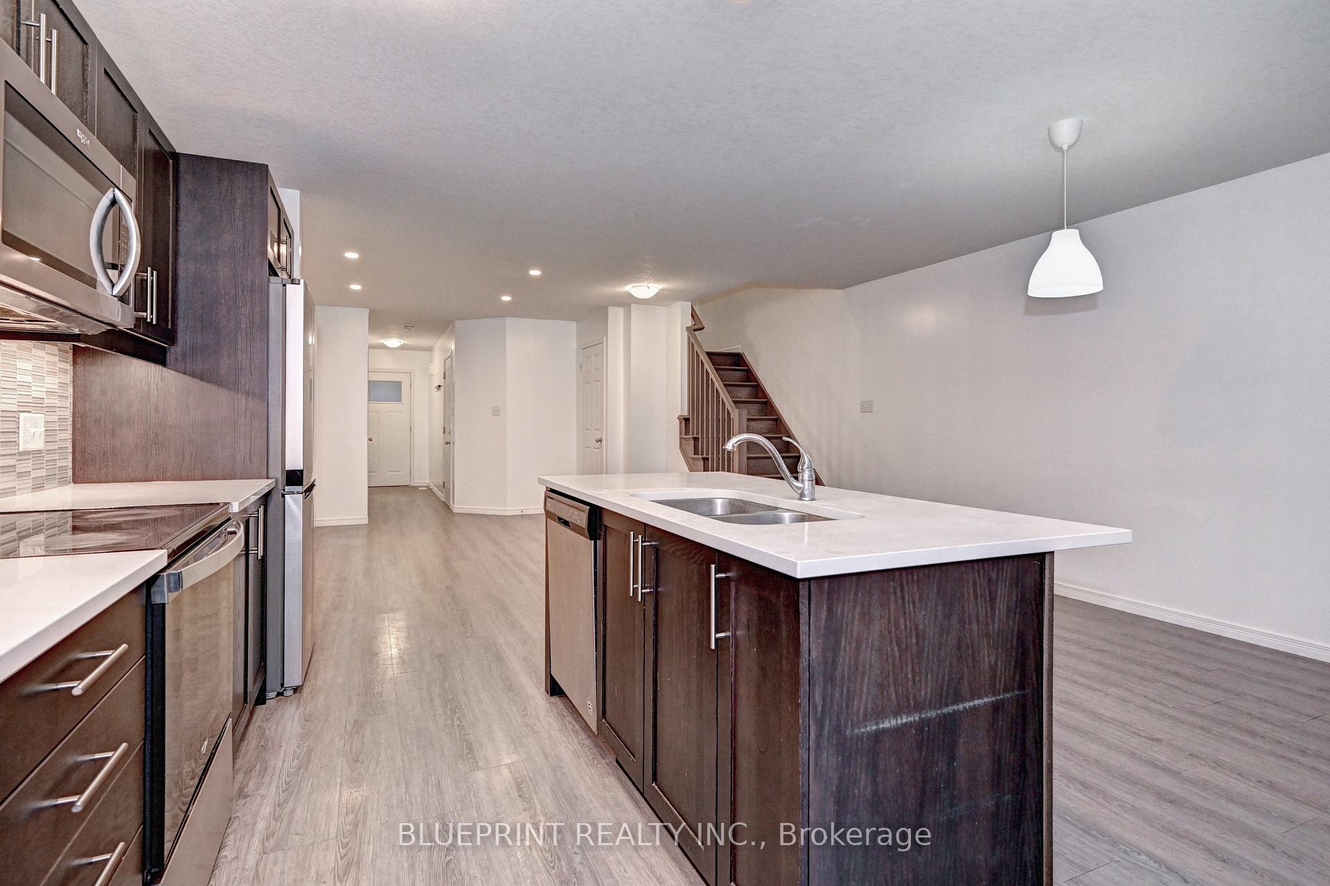 Photo 12 of 106 Woodedge Circle, Kitchener — HOMEH