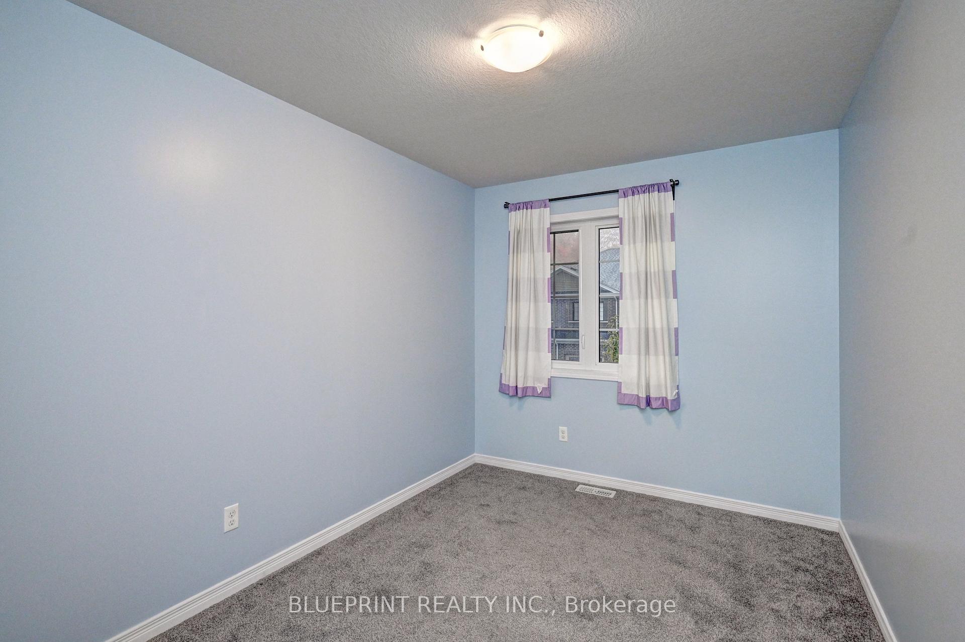 Photo 24 of 106 Woodedge Circle, Kitchener — HOMEH