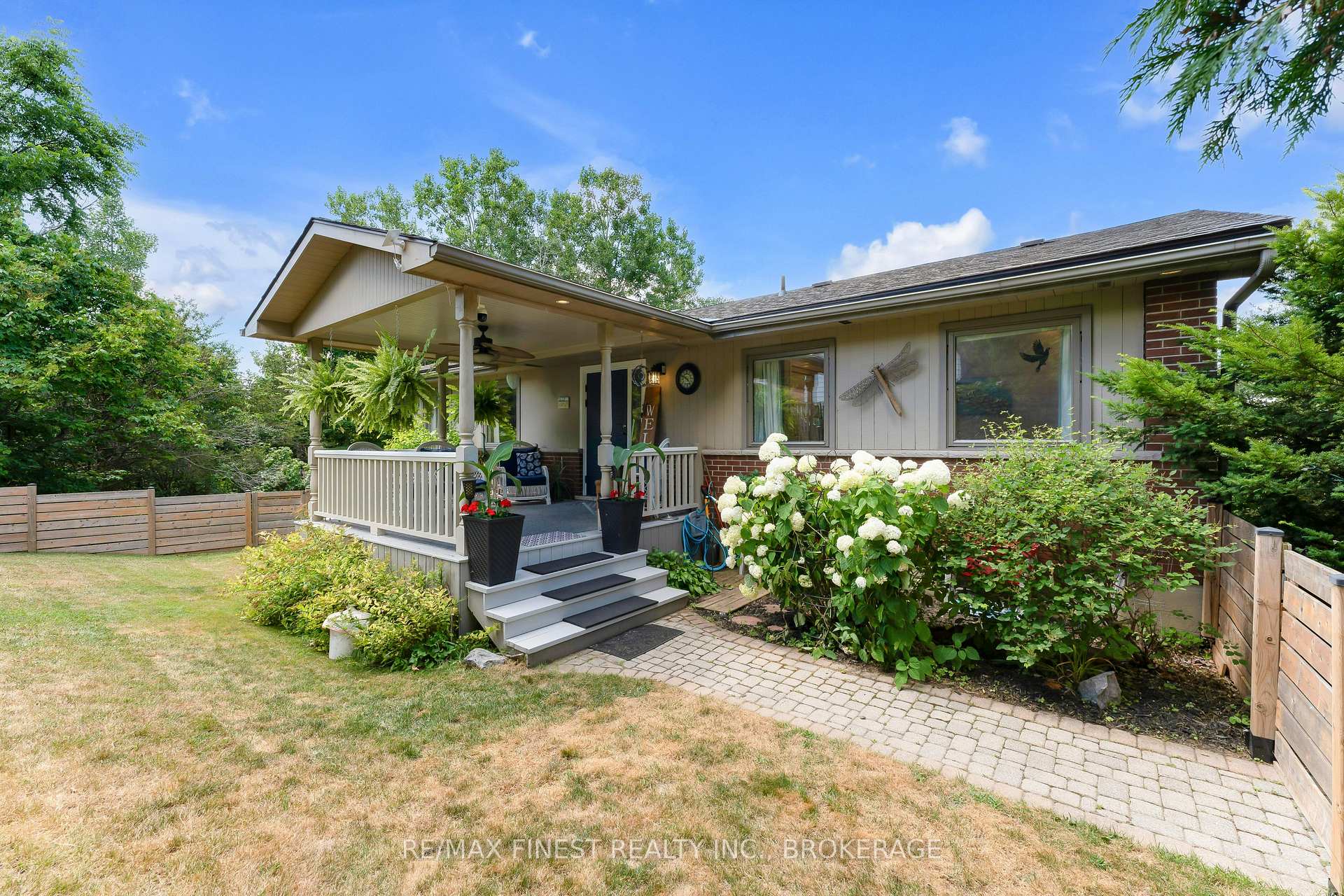 Photo 2 of 26 Brooklands Park Avenue, Loyalist, Lennox and Addington - South — HOMEH