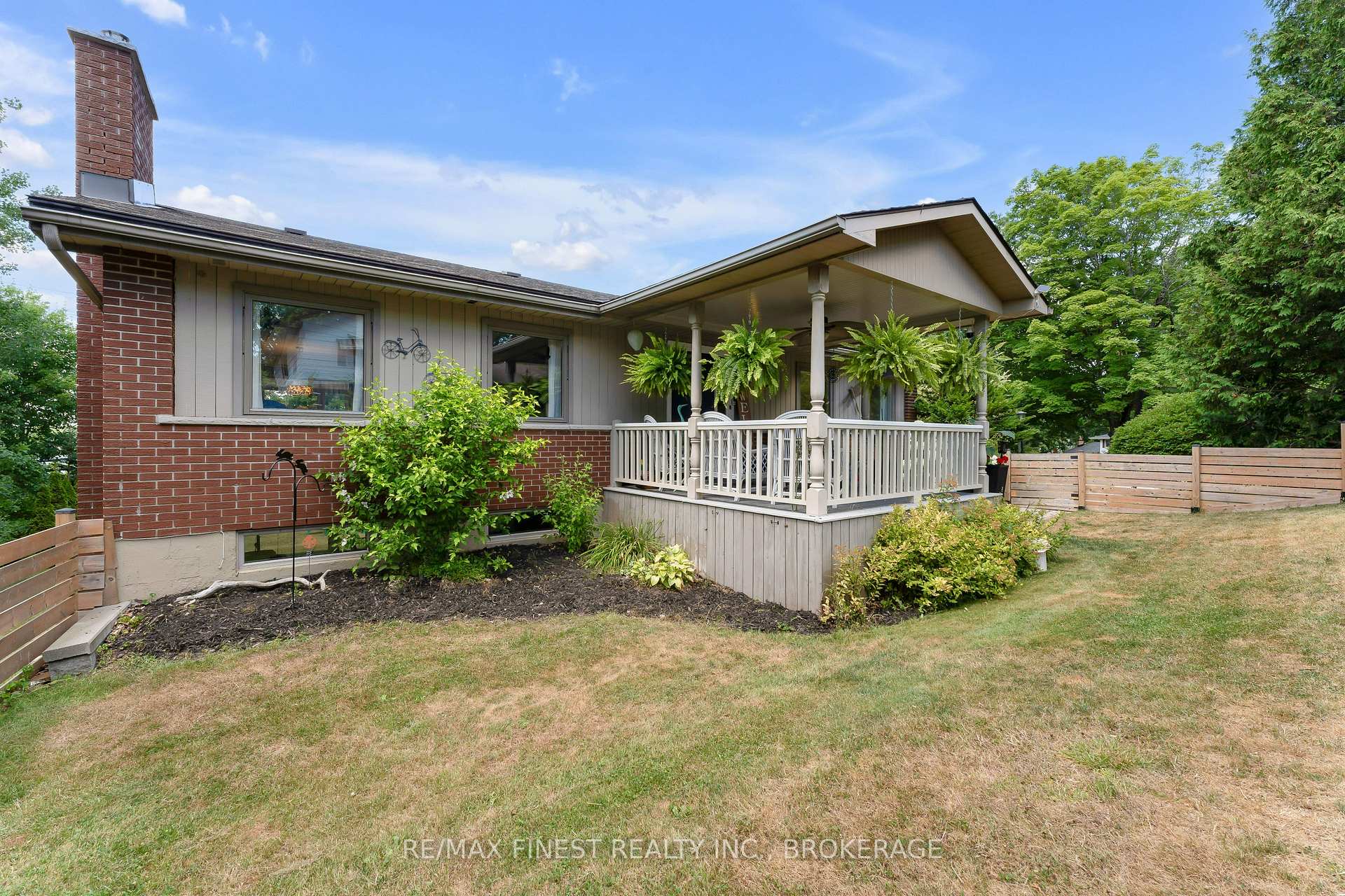 Photo 3 of 26 Brooklands Park Avenue, Loyalist, Lennox and Addington - South — HOMEH
