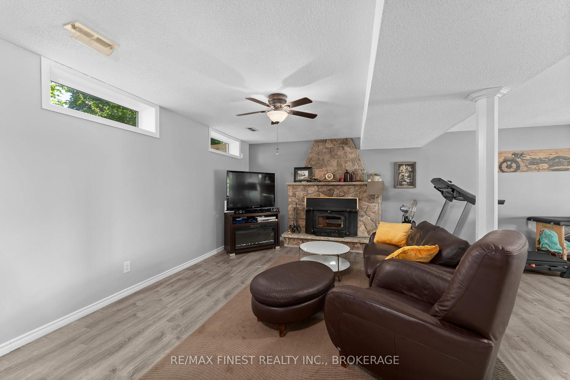 Photo 24 of 26 Brooklands Park Avenue, Loyalist, Lennox and Addington - South — HOMEH