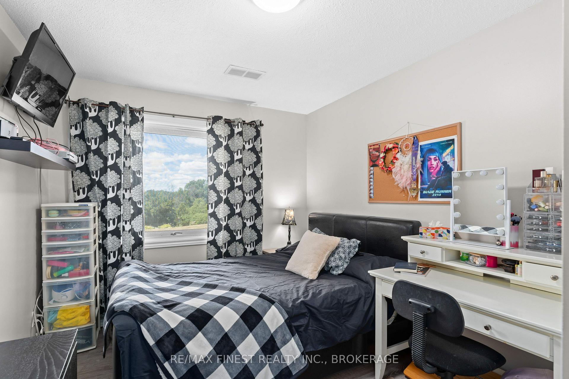Photo 32 of 26 Brooklands Park Avenue, Loyalist, Lennox and Addington - South — HOMEH
