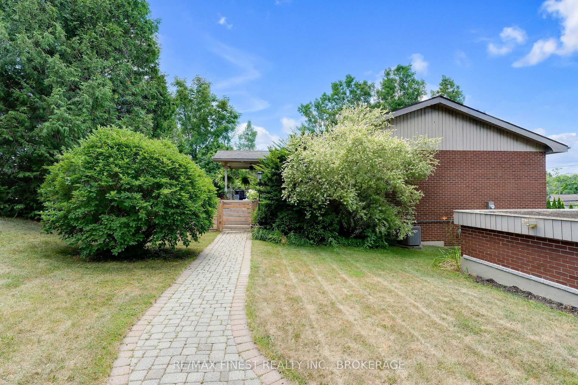 Photo 38 of 26 Brooklands Park Avenue, Loyalist, Lennox and Addington - South — HOMEH
