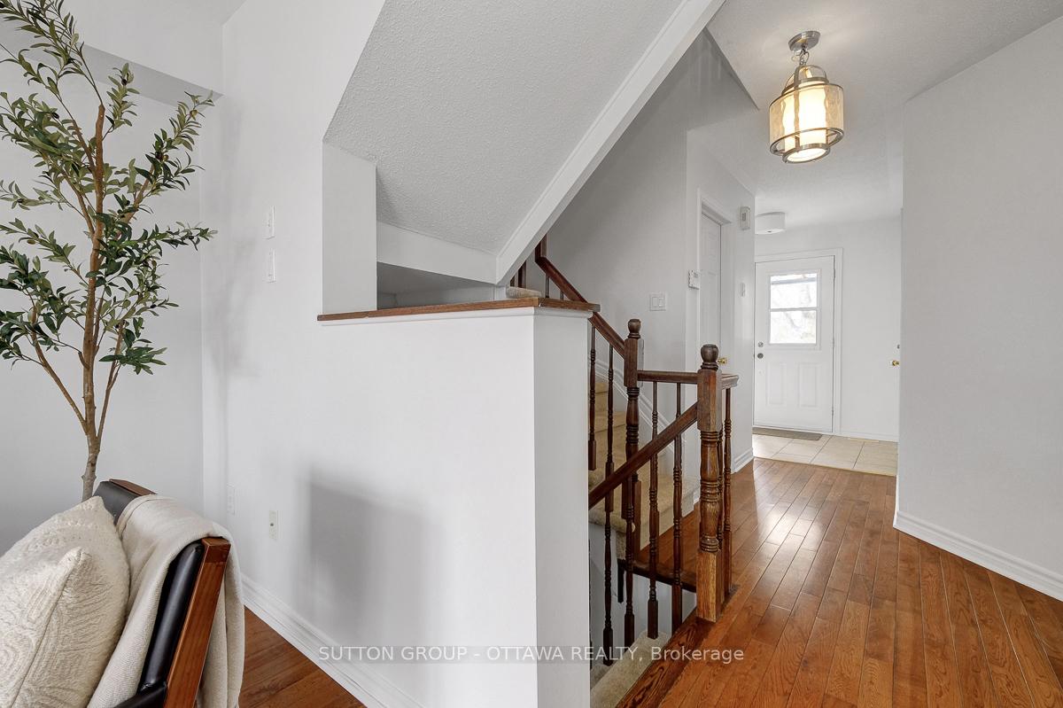 Photo 3 of 5533 Doctor Leach Drive, Ottawa, Manotick Village & Manotick Estates — HOMEH