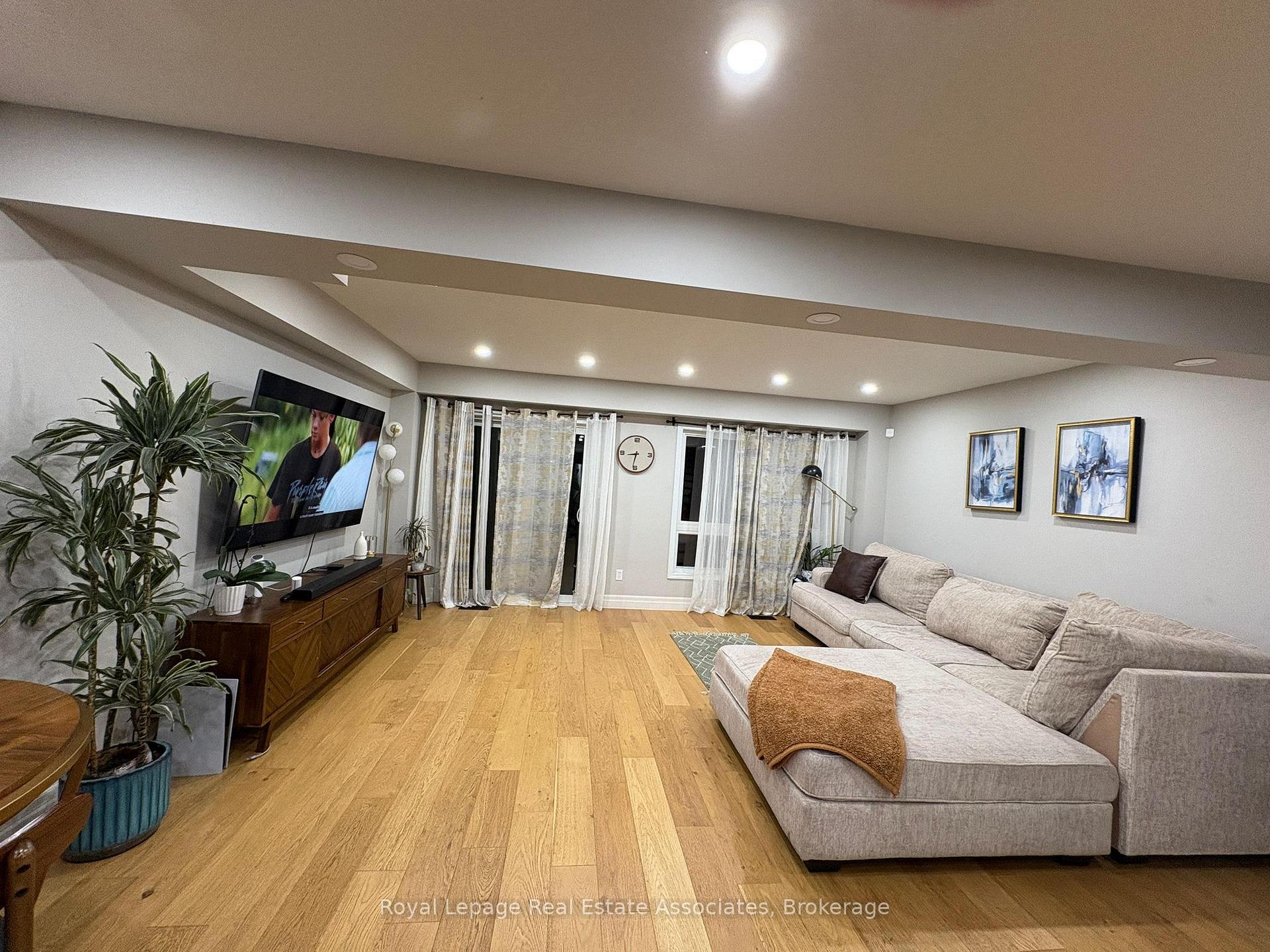 Photo 4 of 165 Westmeadow Drive, Kitchener — HOMEH