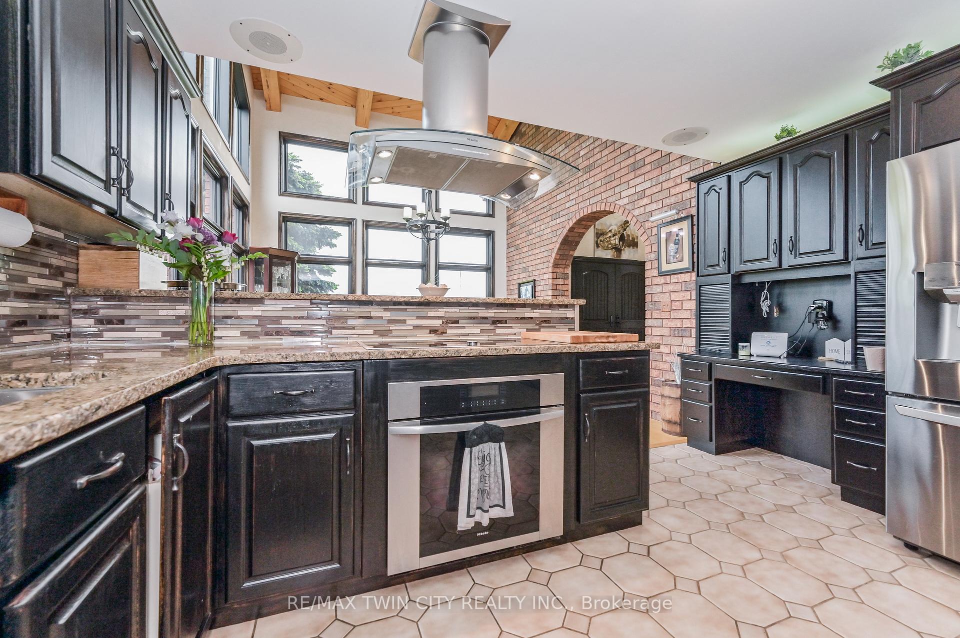 Photo 15 of 7648 Wellington Rd 12 Street, Mapleton, Rural Mapleton — HOMEH