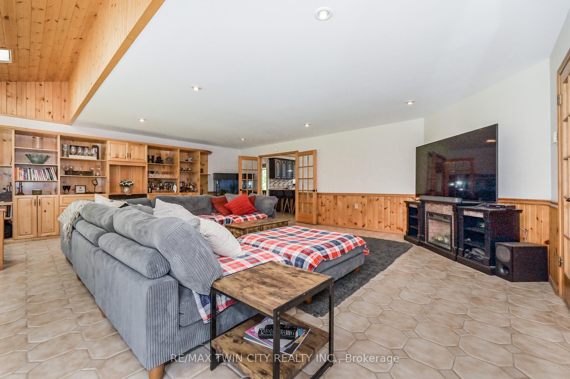 Photo 20 of 7648 Wellington Rd 12 Street, Mapleton, Rural Mapleton — HOMEH