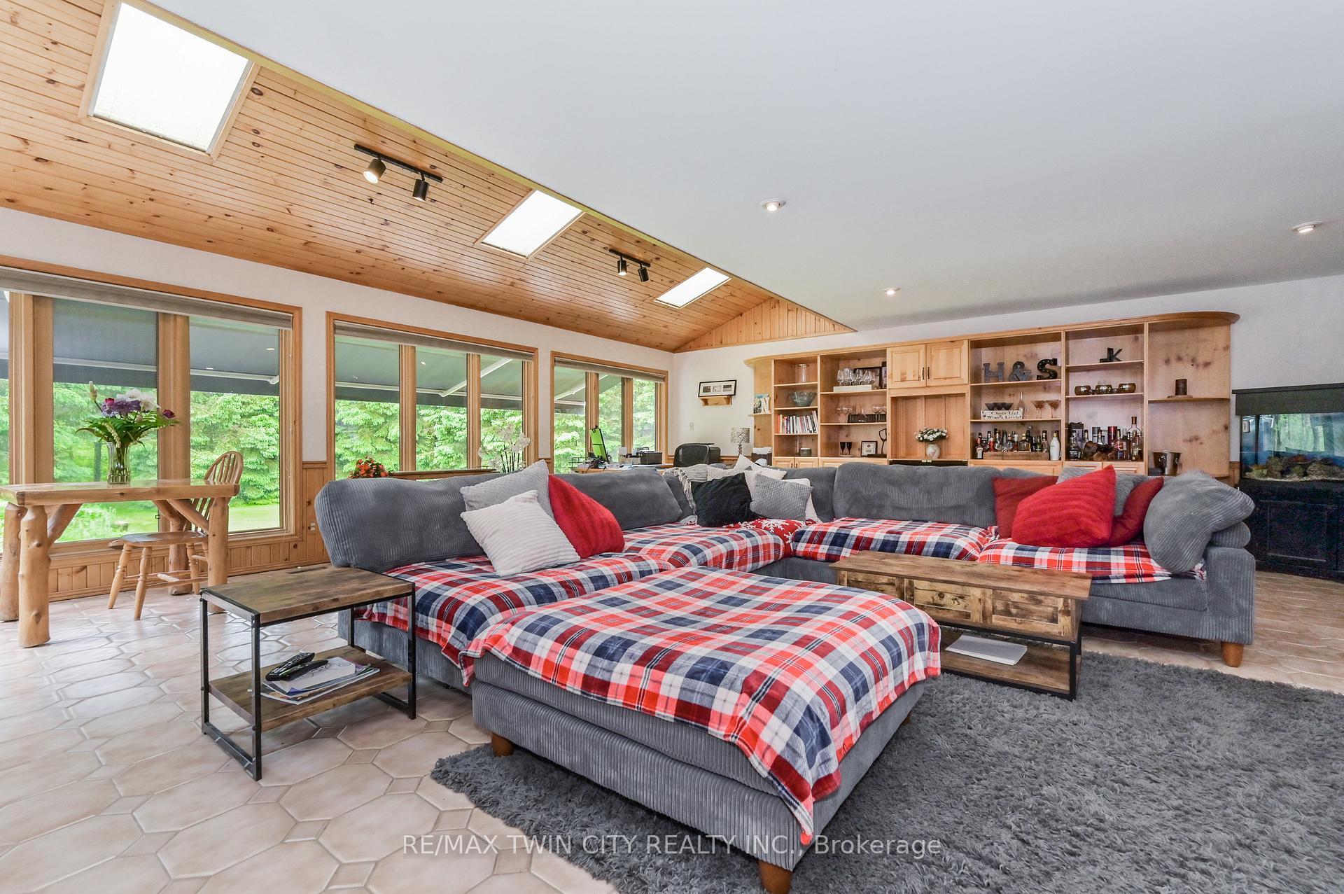 Photo 21 of 7648 Wellington Rd 12 Street, Mapleton, Rural Mapleton — HOMEH