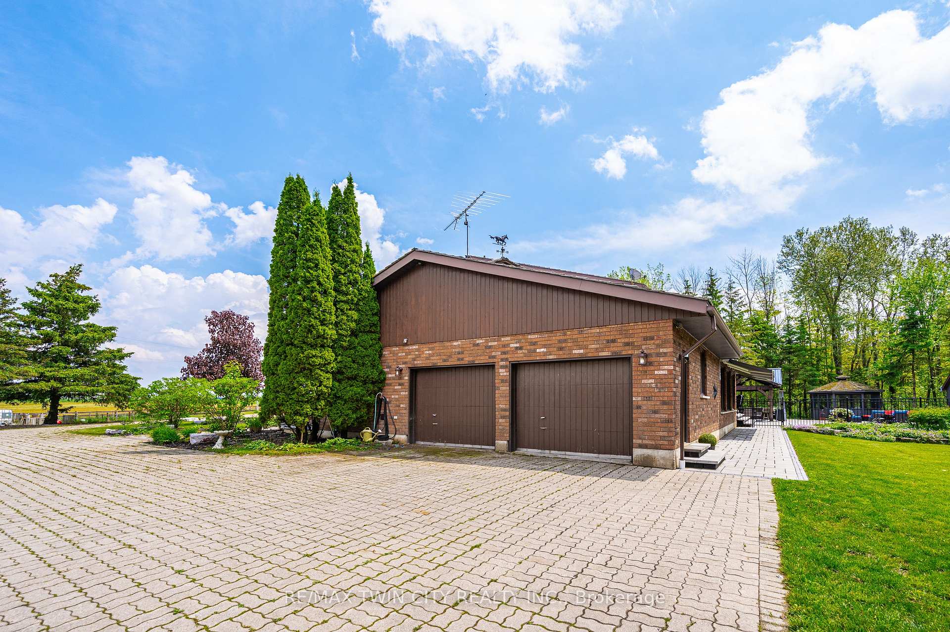 Photo 31 of 7648 Wellington Rd 12 Street, Mapleton, Rural Mapleton — HOMEH