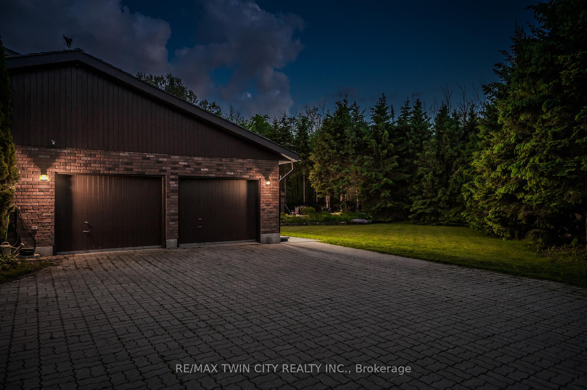 Photo 32 of 7648 Wellington Rd 12 Street, Mapleton, Rural Mapleton — HOMEH