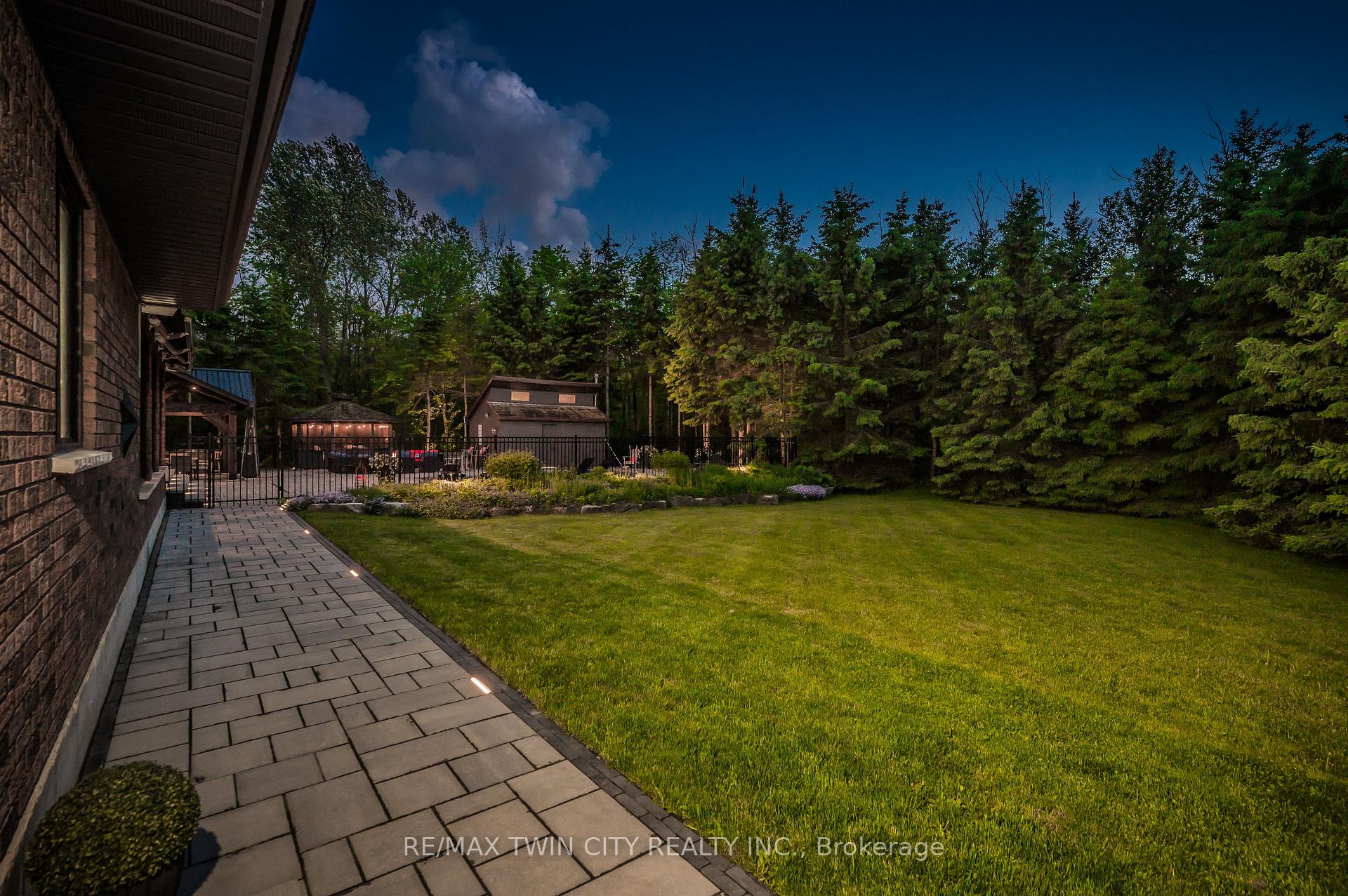 Photo 33 of 7648 Wellington Rd 12 Street, Mapleton, Rural Mapleton — HOMEH