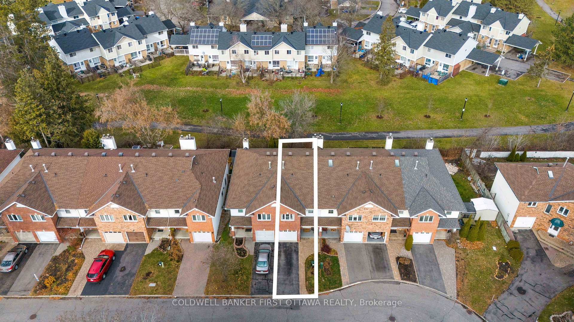 Photo 2 of 32 Royal Oak Court, Ottawa, Hunt Club Park/Greenboro — HOMEH