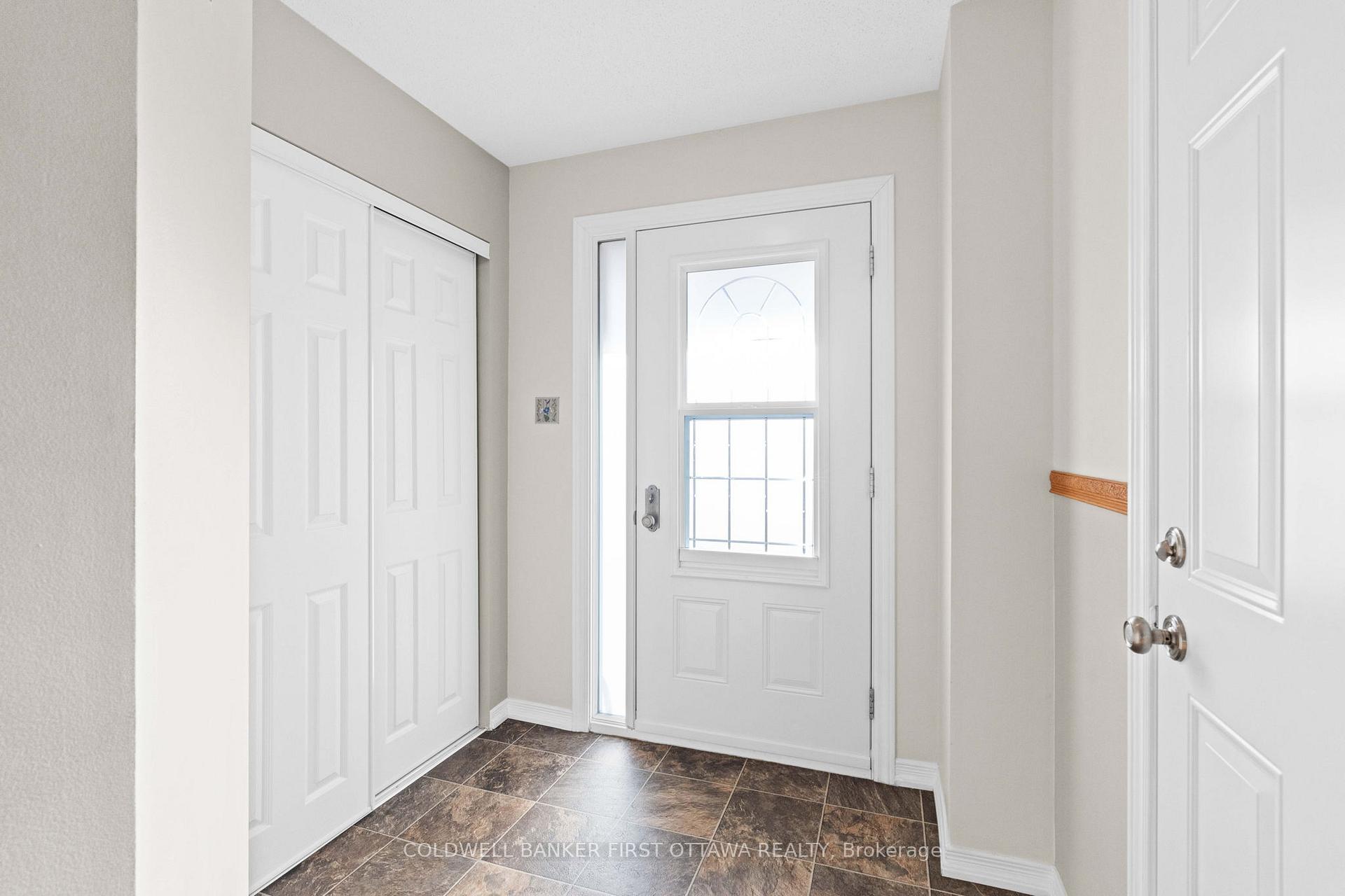 Photo 4 of 32 Royal Oak Court, Ottawa, Hunt Club Park/Greenboro — HOMEH