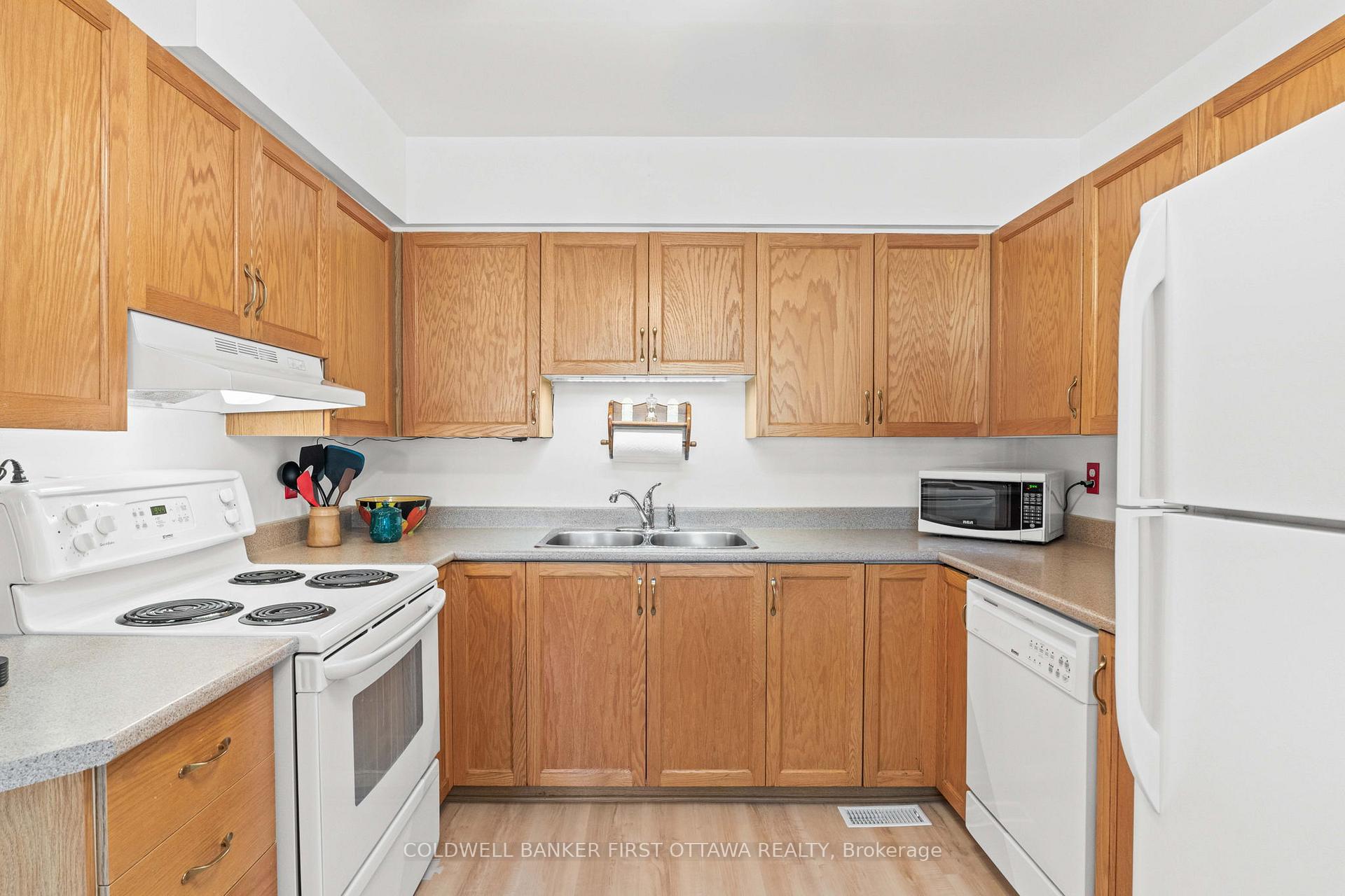 Photo 11 of 32 Royal Oak Court, Ottawa, Hunt Club Park/Greenboro — HOMEH