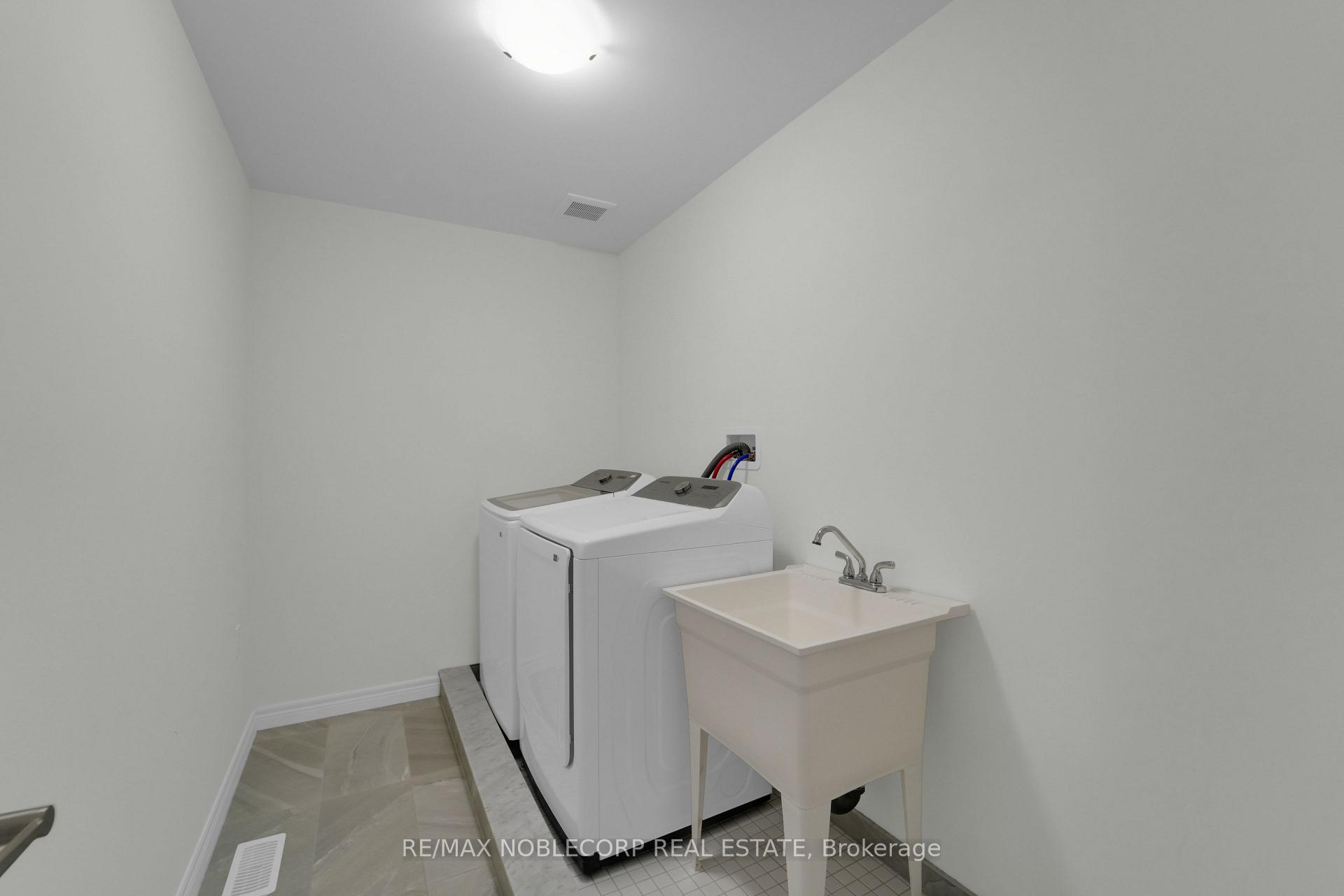 Photo 9 of 15 Lloyd Davis Way, Hamilton, Stripley — HOMEH