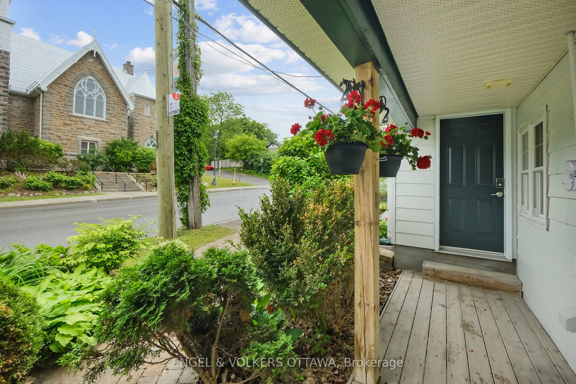 Photo 6 of 5566 Main Street, Ottawa, Manotick Village & Manotick Estates — HOMEH