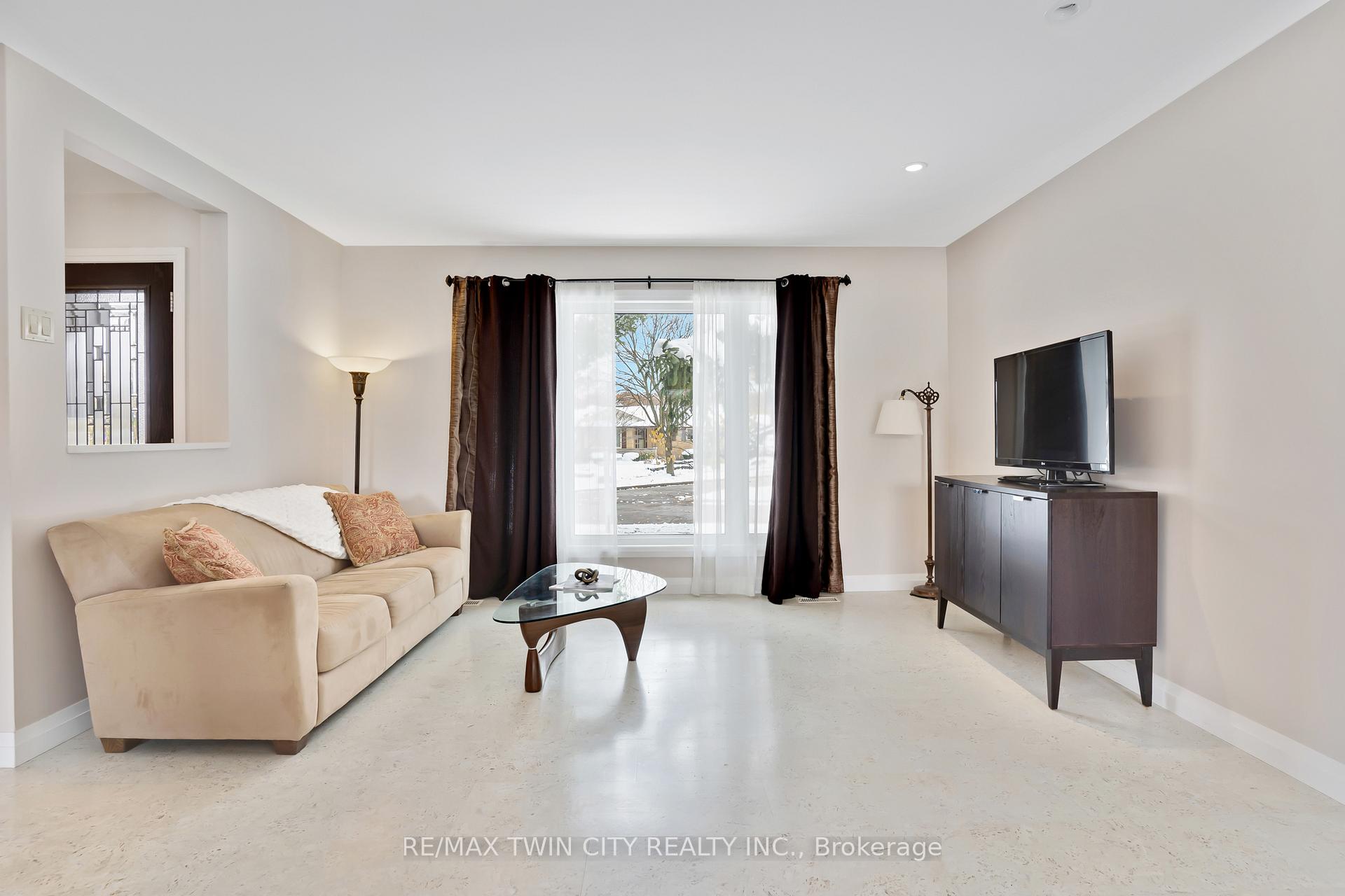 Photo 15 of 12 Sycamore Place, Kitchener — HOMEH