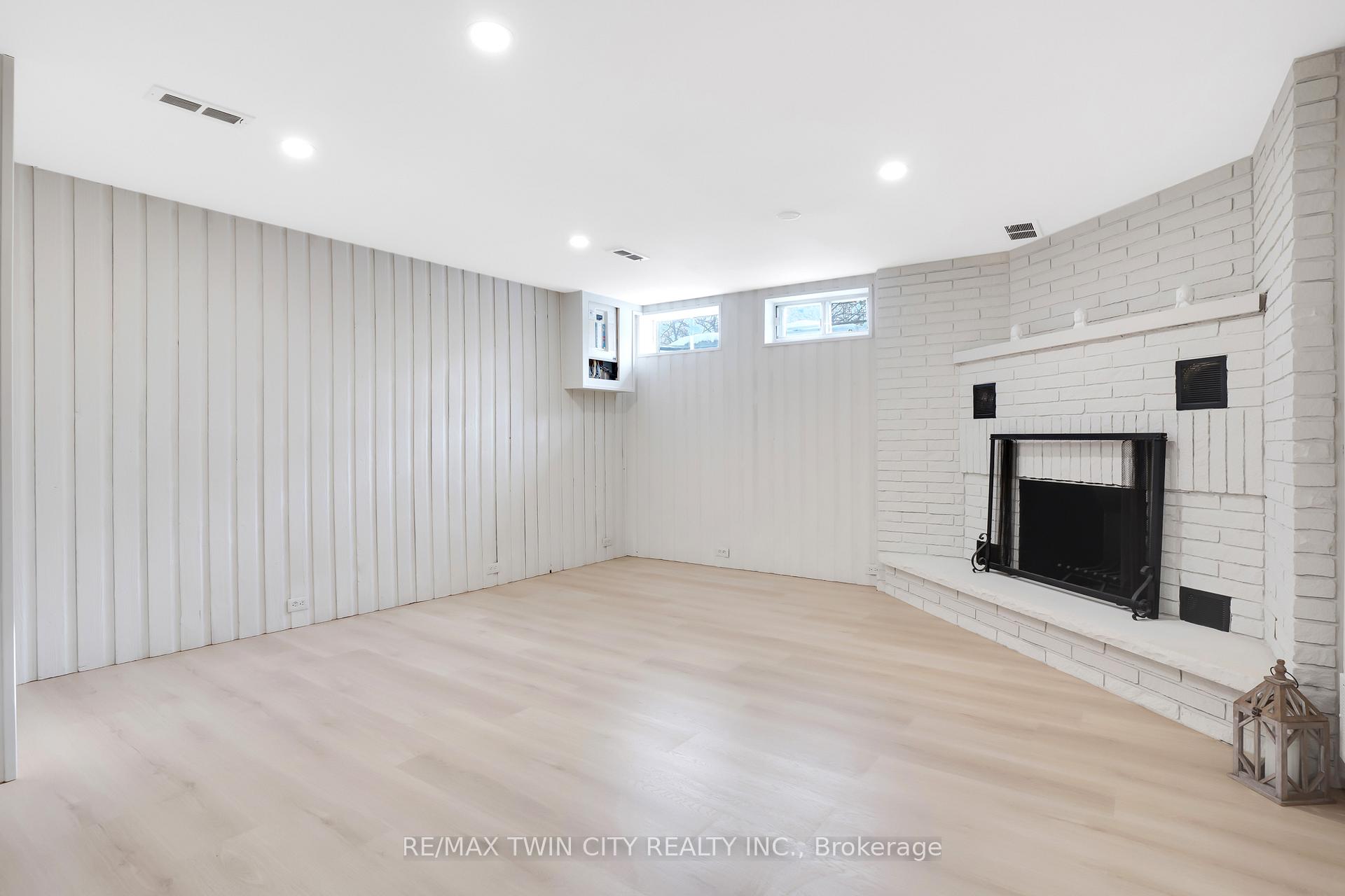 Photo 32 of 12 Sycamore Place, Kitchener — HOMEH