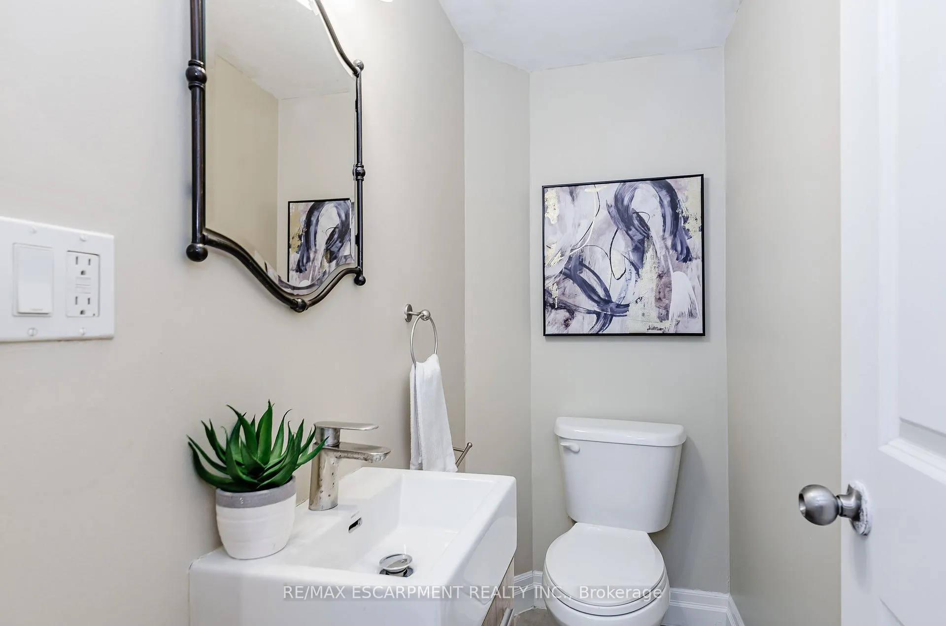 Photo 9 of 20 Burlington Street E, Hamilton, North End — HOMEH