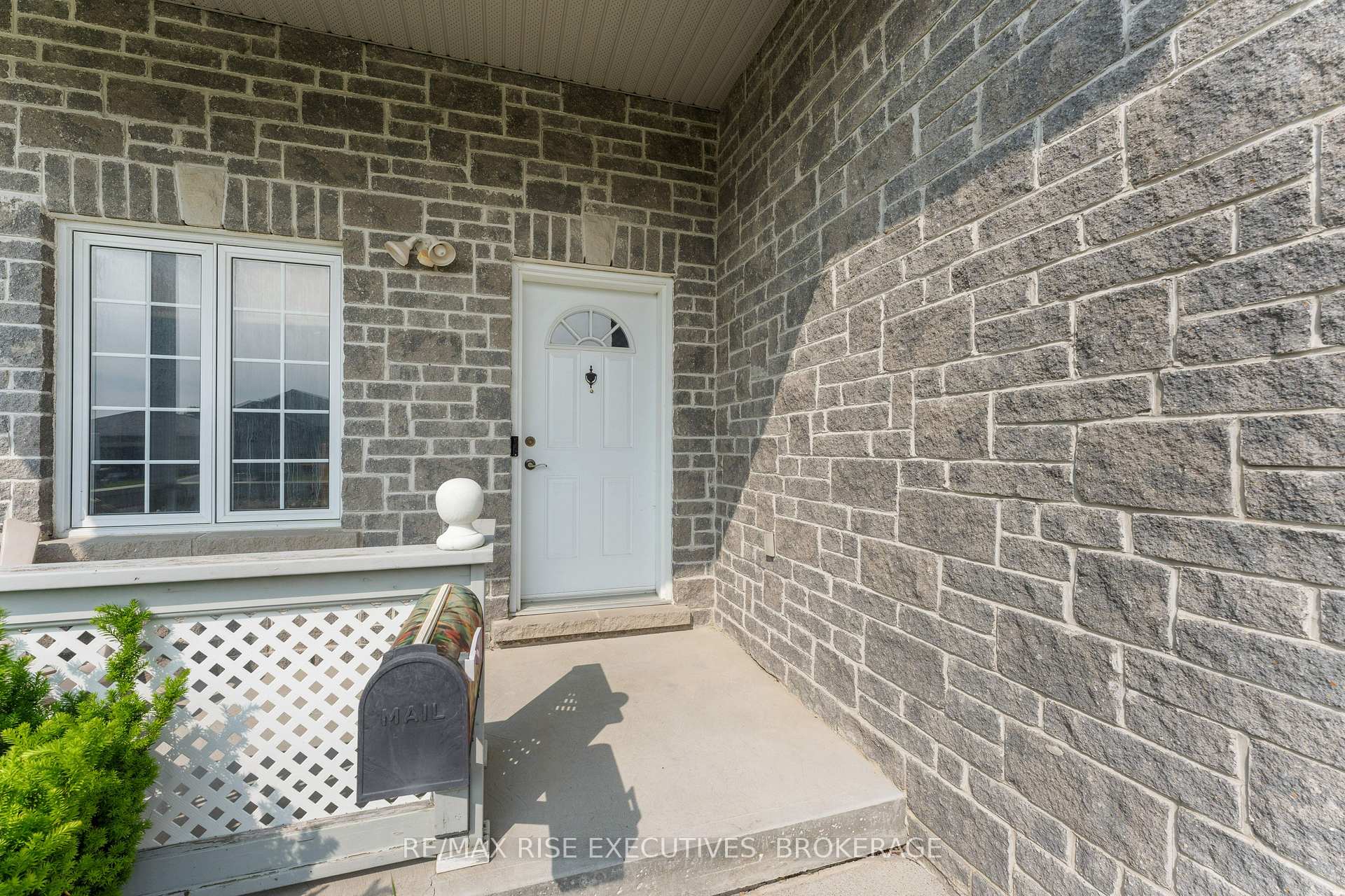 Photo 2 of 138 Speers Boulevard, Loyalist, Amherstview — HOMEH