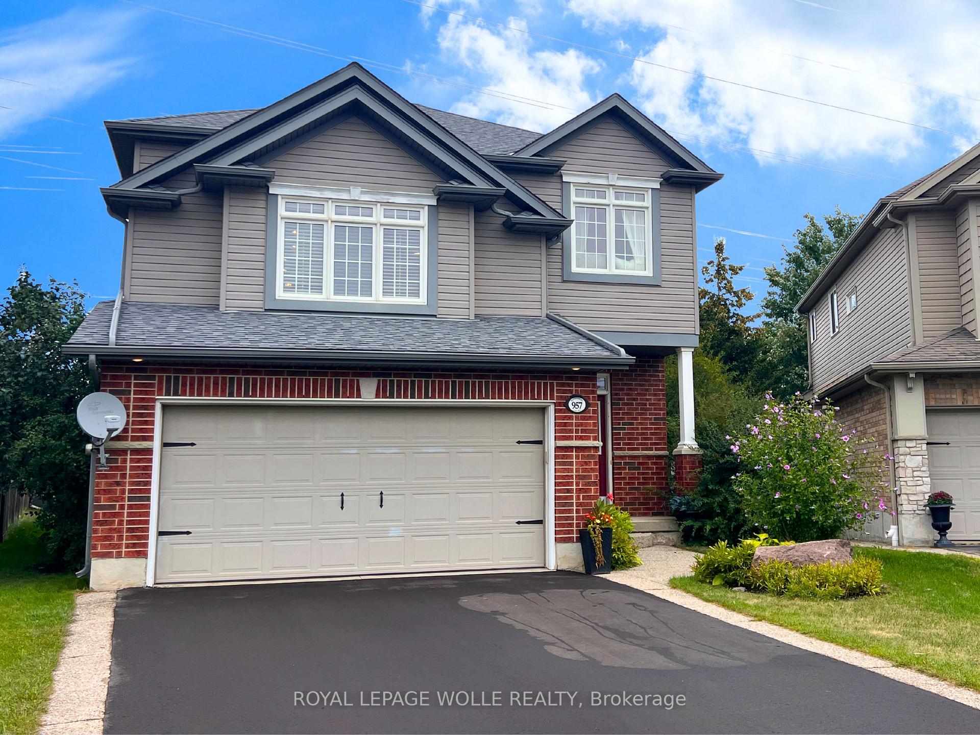 Photo 2 of 957 Banffshire Court, Kitchener — HOMEH