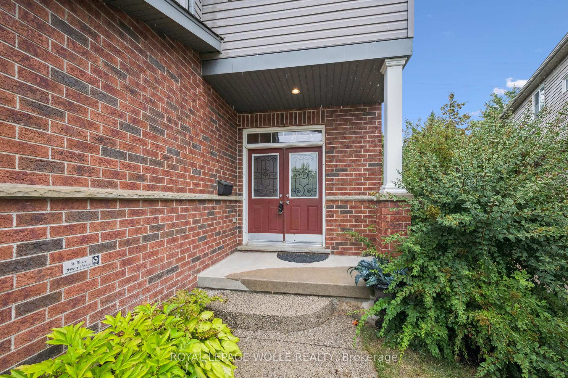 Photo 3 of 957 Banffshire Court, Kitchener — HOMEH