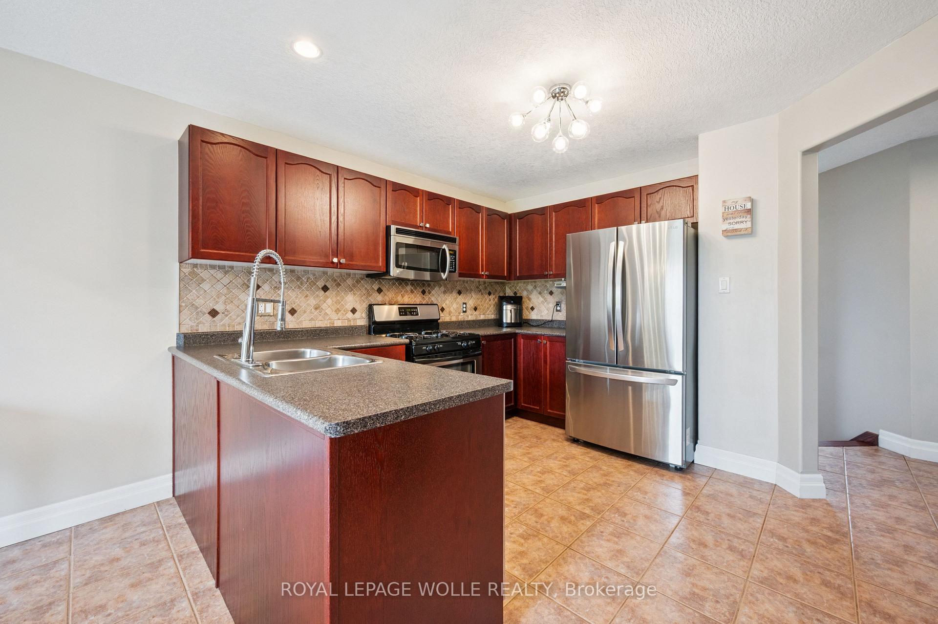 Photo 9 of 957 Banffshire Court, Kitchener — HOMEH