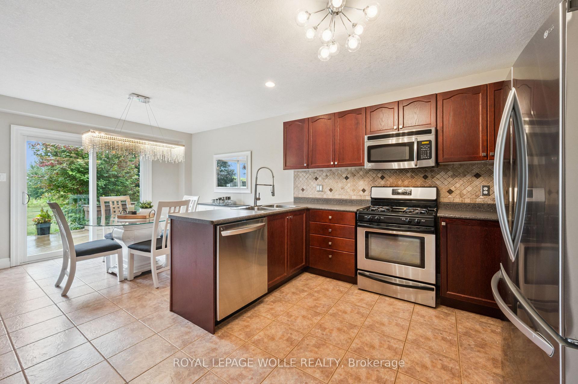 Photo 10 of 957 Banffshire Court, Kitchener — HOMEH