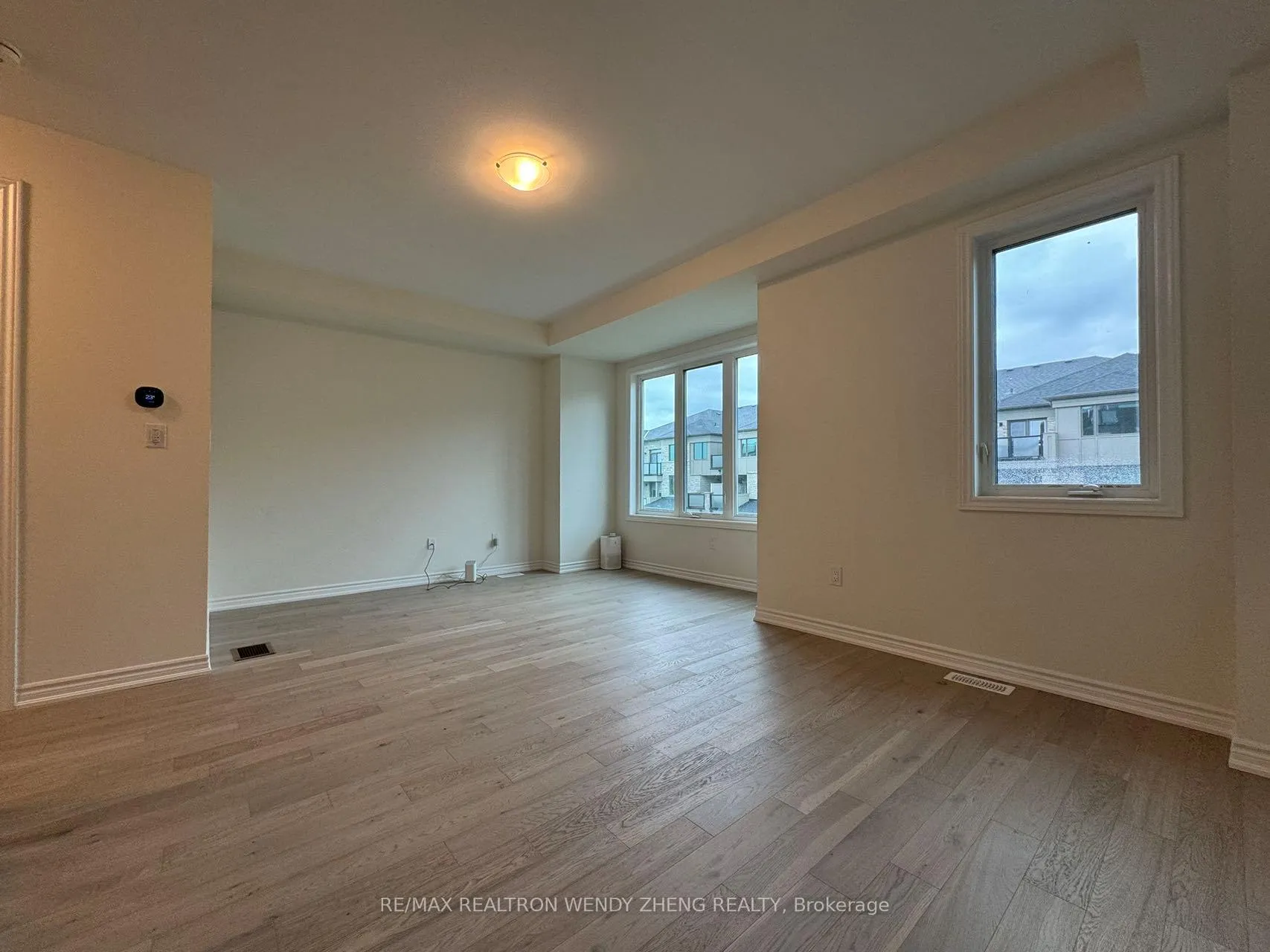 Photo 4 of 109 Thomas Frisby Jr Crescent, Markham, Victoria Square — HOMEH