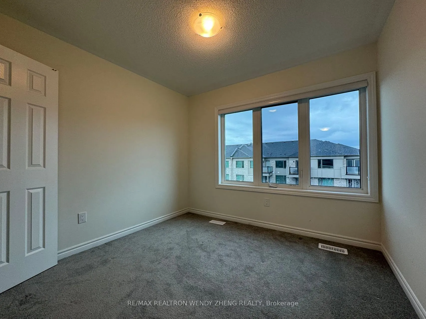 Photo 10 of 109 Thomas Frisby Jr Crescent, Markham, Victoria Square — HOMEH
