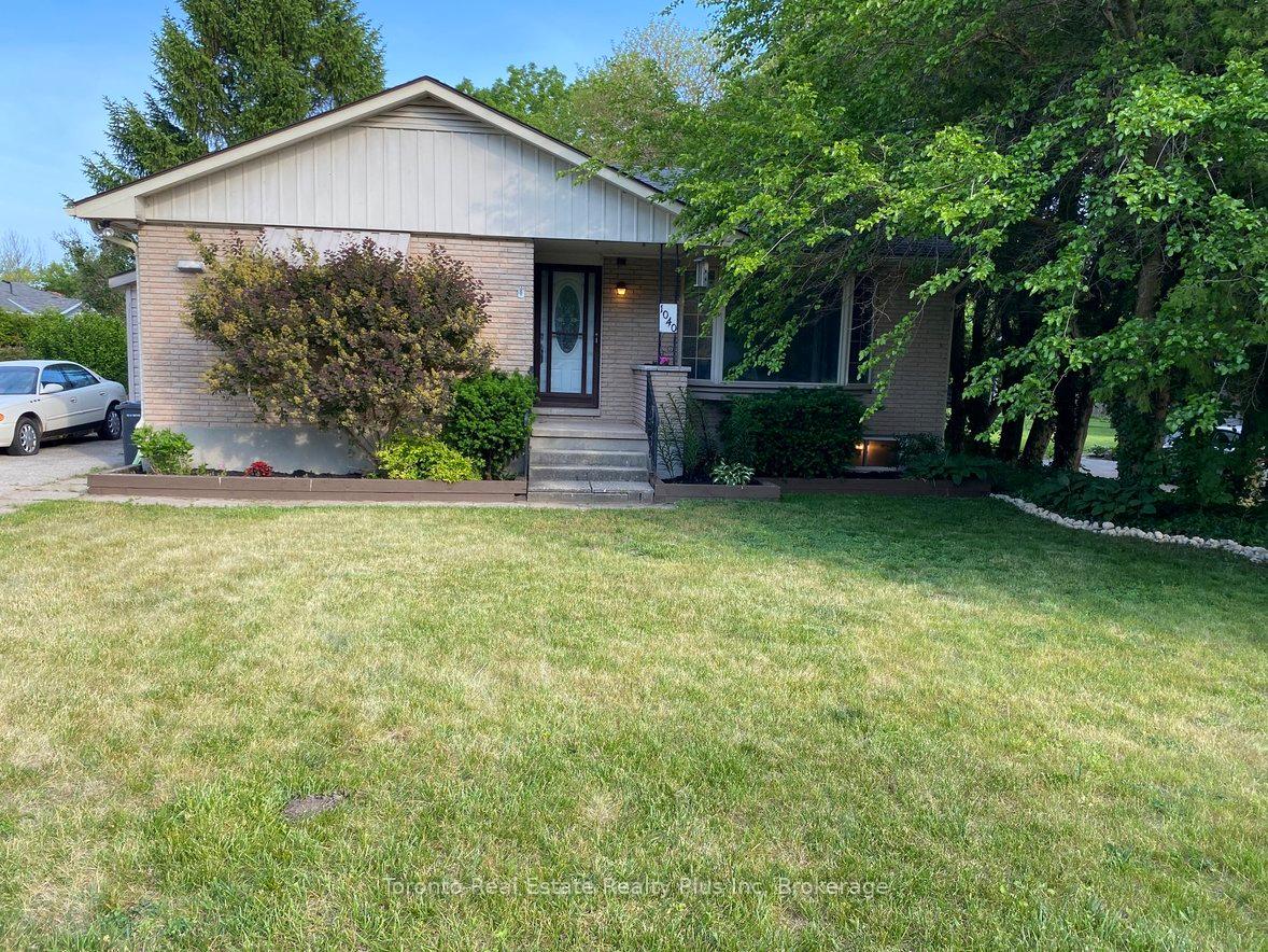 Front of 1040 Huron Terrace