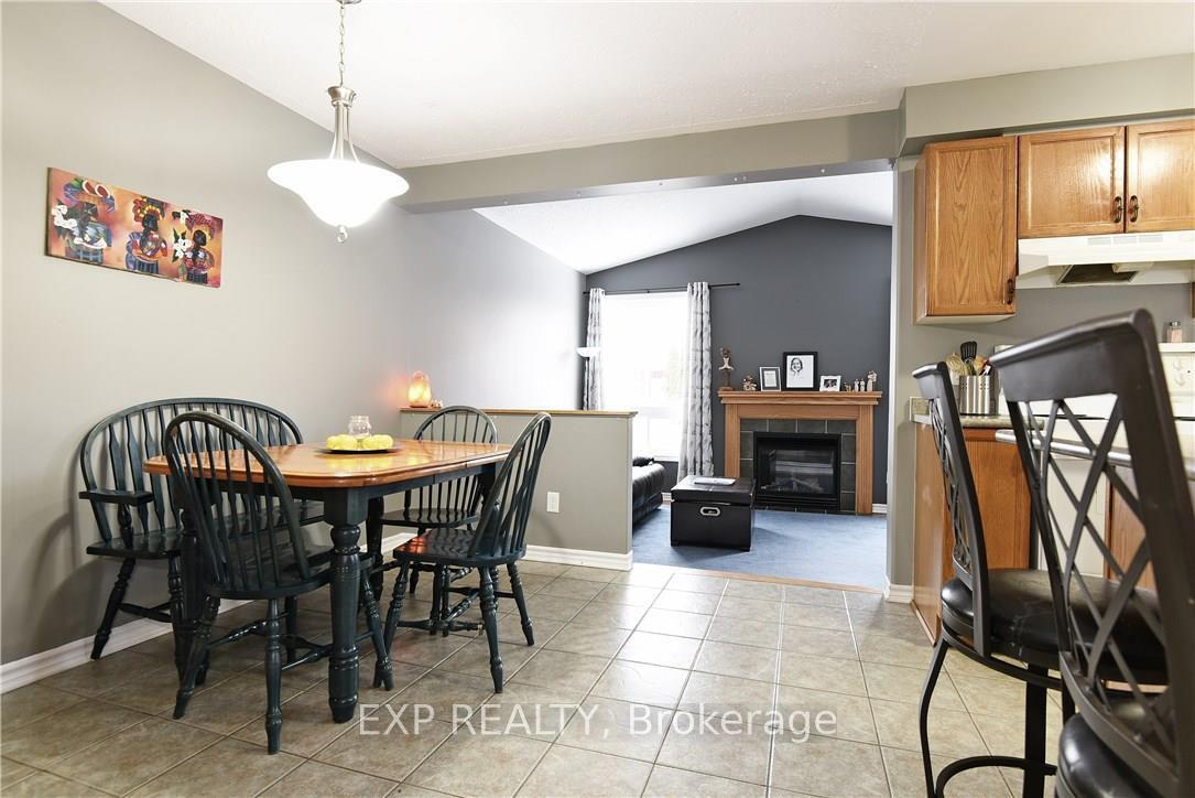 Photo 6 of 10 Woliston Crescent, Ottawa, Kanata - Morgan's Grant/South March — HOMEH