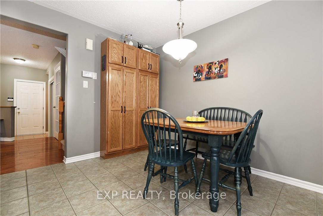 Photo 8 of 10 Woliston Crescent, Ottawa, Kanata - Morgan's Grant/South March — HOMEH