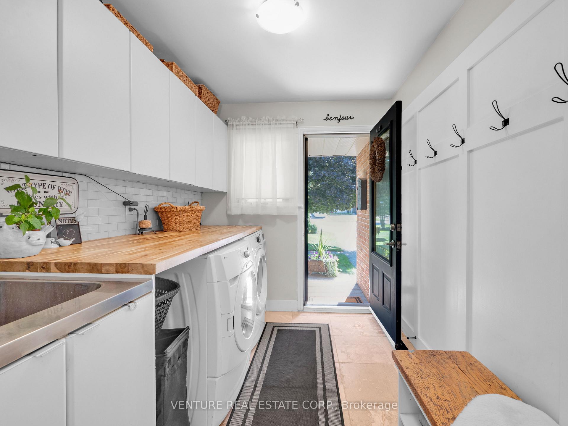 Photo 8 of 162 Western Avenue, King, Schomberg — HOMEH