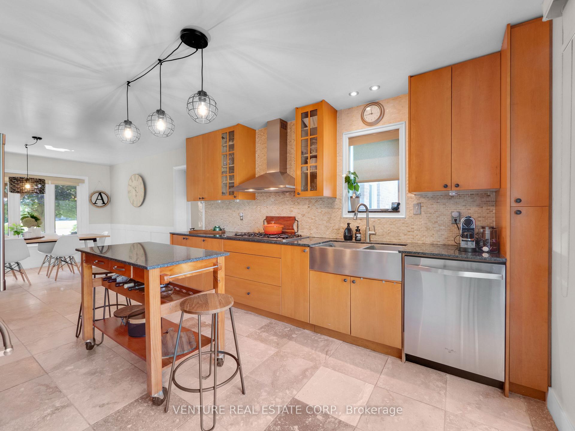 Photo 10 of 162 Western Avenue, King, Schomberg — HOMEH