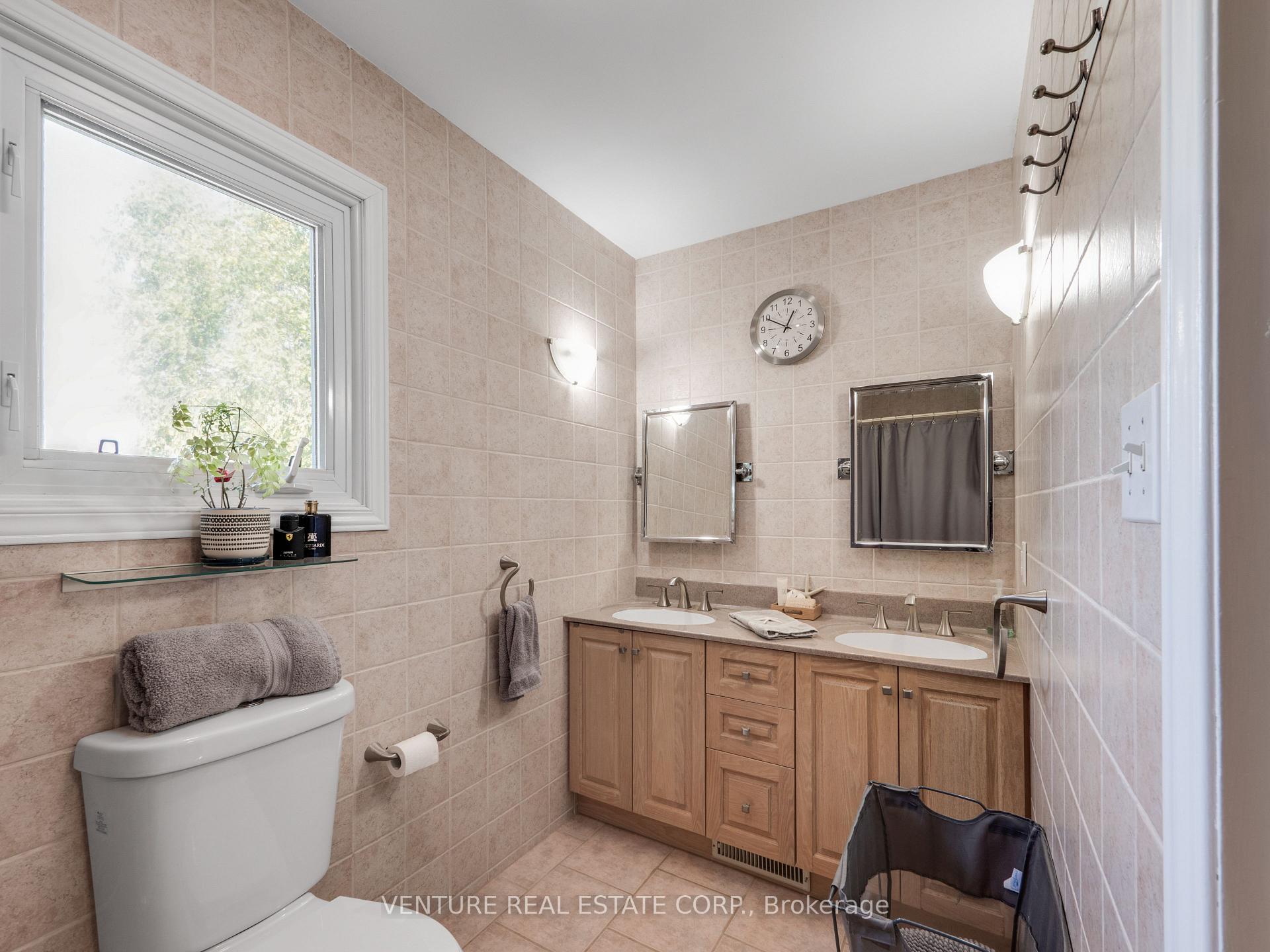 Photo 20 of 162 Western Avenue, King, Schomberg — HOMEH