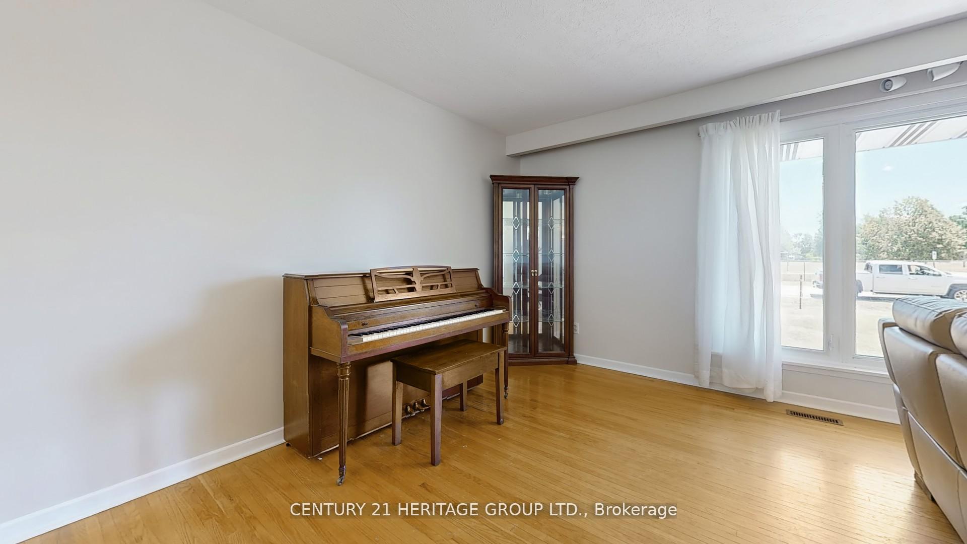 Photo 12 of 224 Glenn Avenue, Innisfil, Stroud — HOMEH