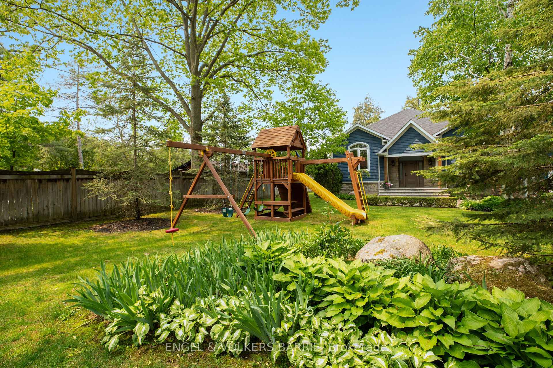 Photo 4 of 292 Trillium Place, Innisfil, Rural Innisfil — HOMEH