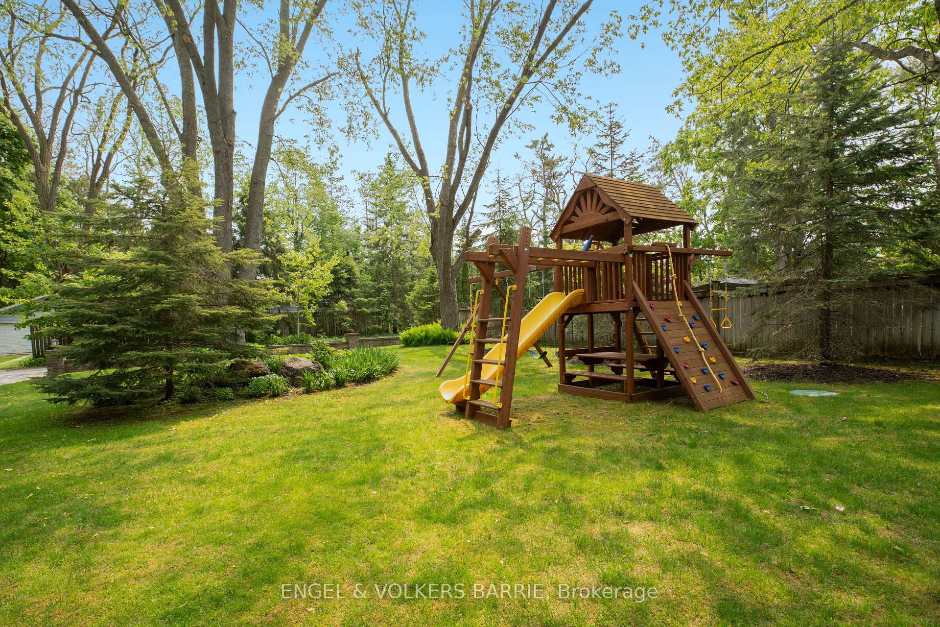 Photo 5 of 292 Trillium Place, Innisfil, Rural Innisfil — HOMEH