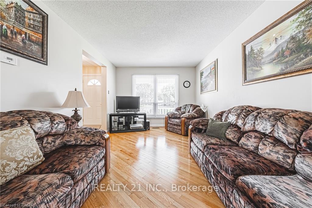 Photo 4 of 27 Westchester Drive, Kitchener — HOMEH